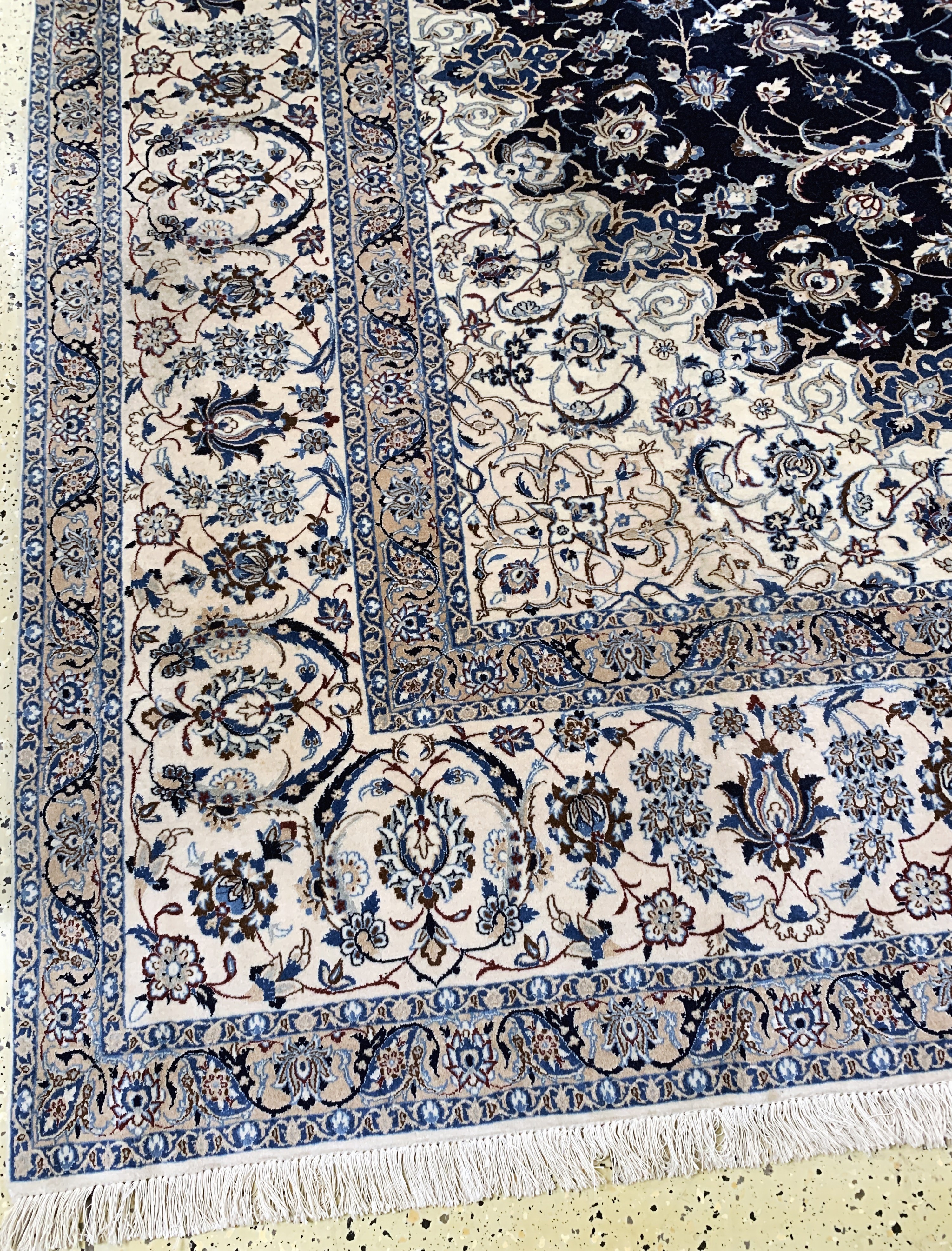 Detail c: Nain fein(6 La), Persien, signiert"Habibian, Ende 20.Jhd, Korkwolle mit Seide, ca. 396 x 294 cm, ca. 1,0 Mio. Kn/qm, Reinigungsbedürftig, EHZ: ...