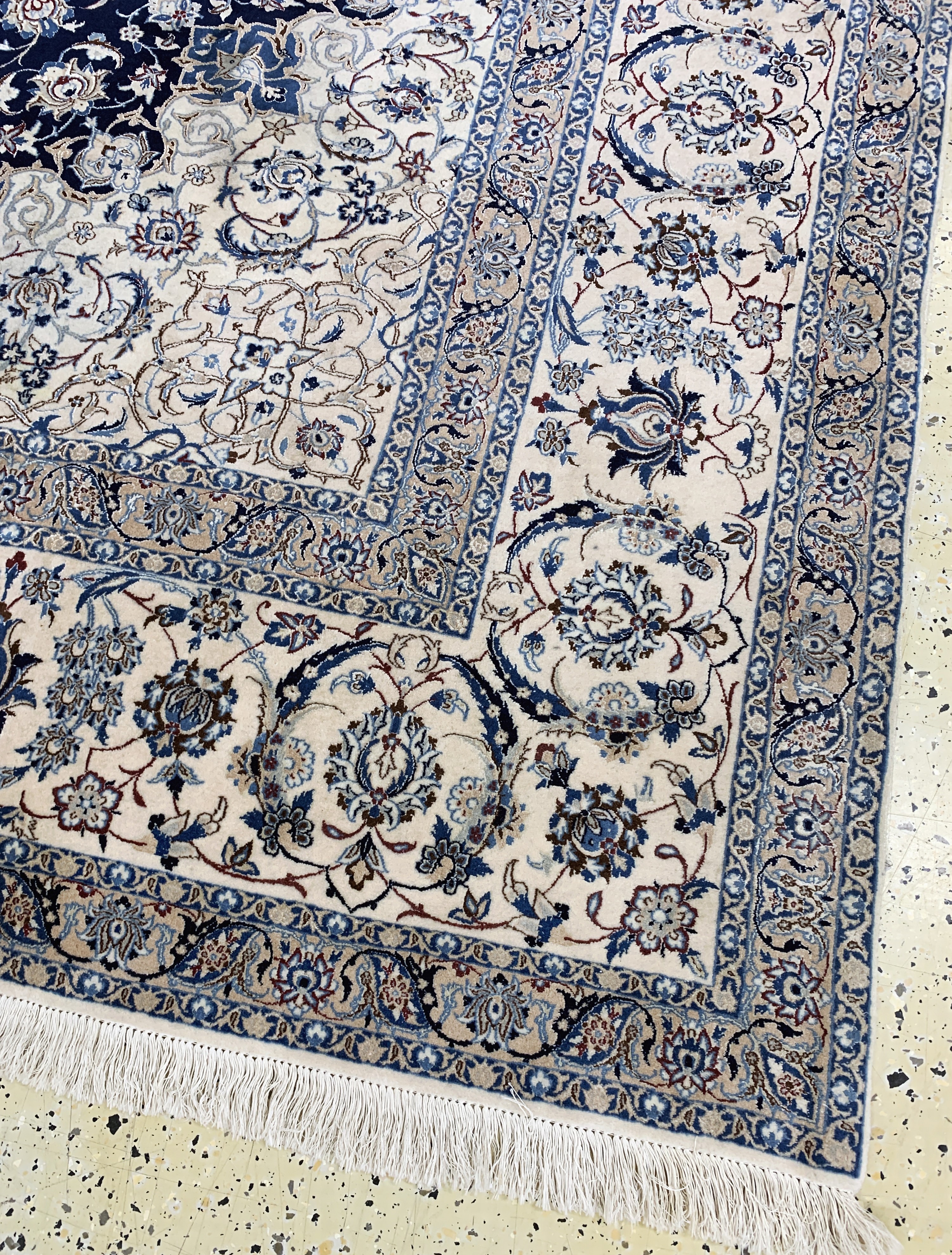 Detail h: Nain fein(6 La), Persien, signiert"Habibian, Ende 20.Jhd, Korkwolle mit Seide, ca. 396 x 294 cm, ca. 1,0 Mio. Kn/qm, Reinigungsbedürftig, EHZ: ...