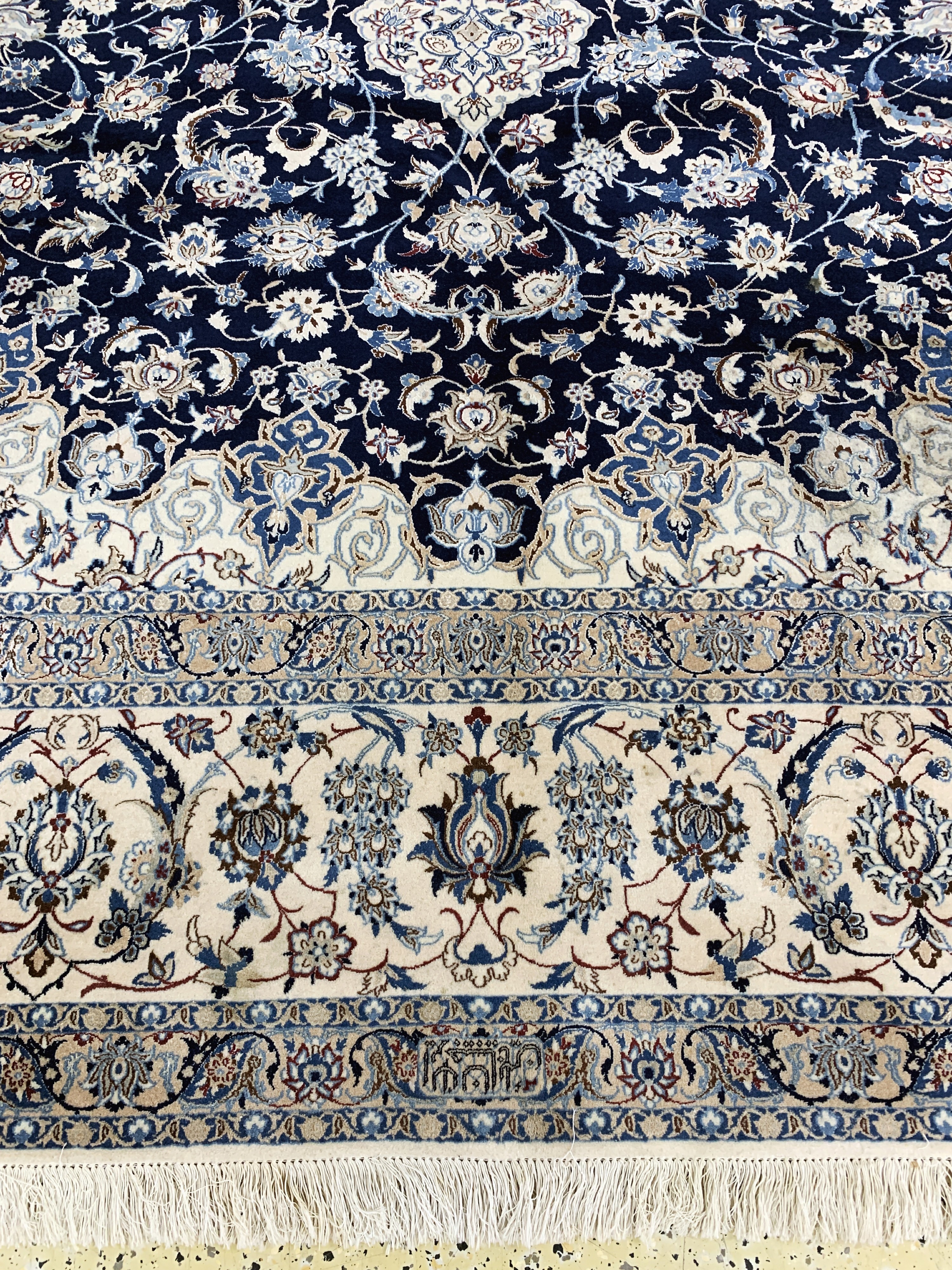 Detail i: Nain fein(6 La), Persien, signiert"Habibian, Ende 20.Jhd, Korkwolle mit Seide, ca. 396 x 294 cm, ca. 1,0 Mio. Kn/qm, Reinigungsbedürftig, EHZ: ...