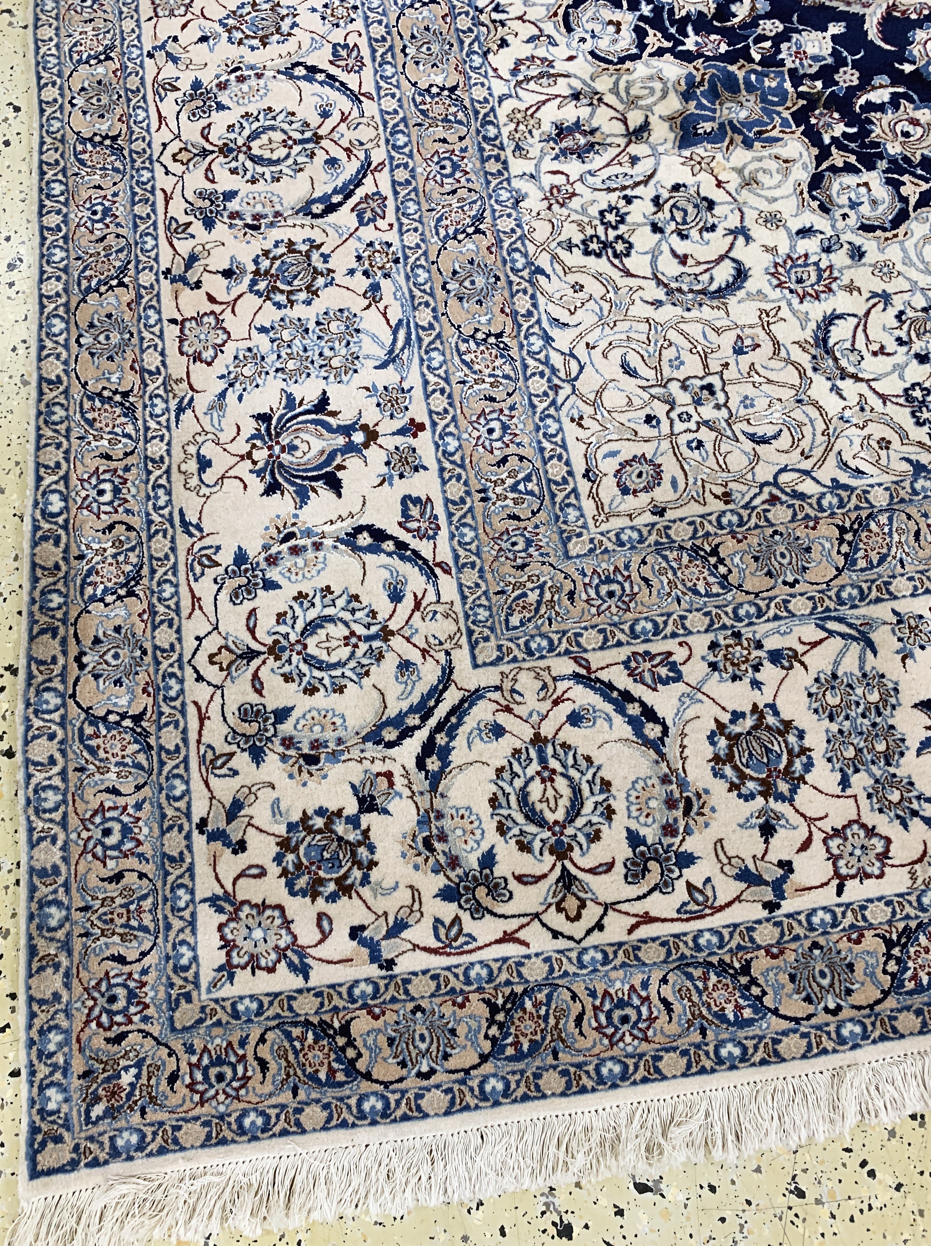 Detail j: Nain fein(6 La), Persien, signiert"Habibian, Ende 20.Jhd, Korkwolle mit Seide, ca. 396 x 294 cm, ca. 1,0 Mio. Kn/qm, Reinigungsbedürftig, EHZ: ...