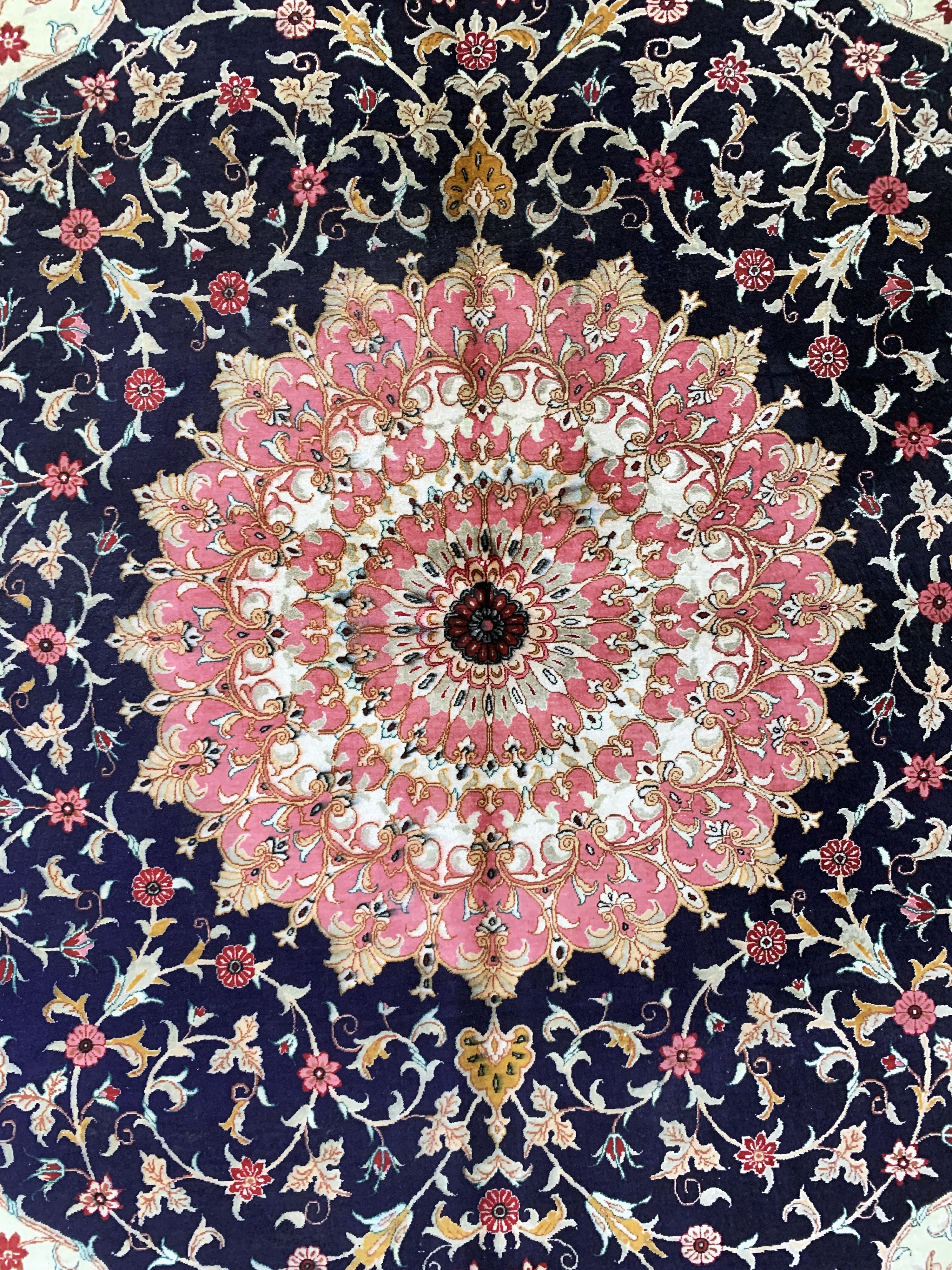 Detail c: Ghom Seide fein, Persien, Ende 20.Jhd, reine Naturseide, ca. 210 x 138 cm, ca. 1,0 Mio. Kn/qm, verfärbt, EHZ: 2