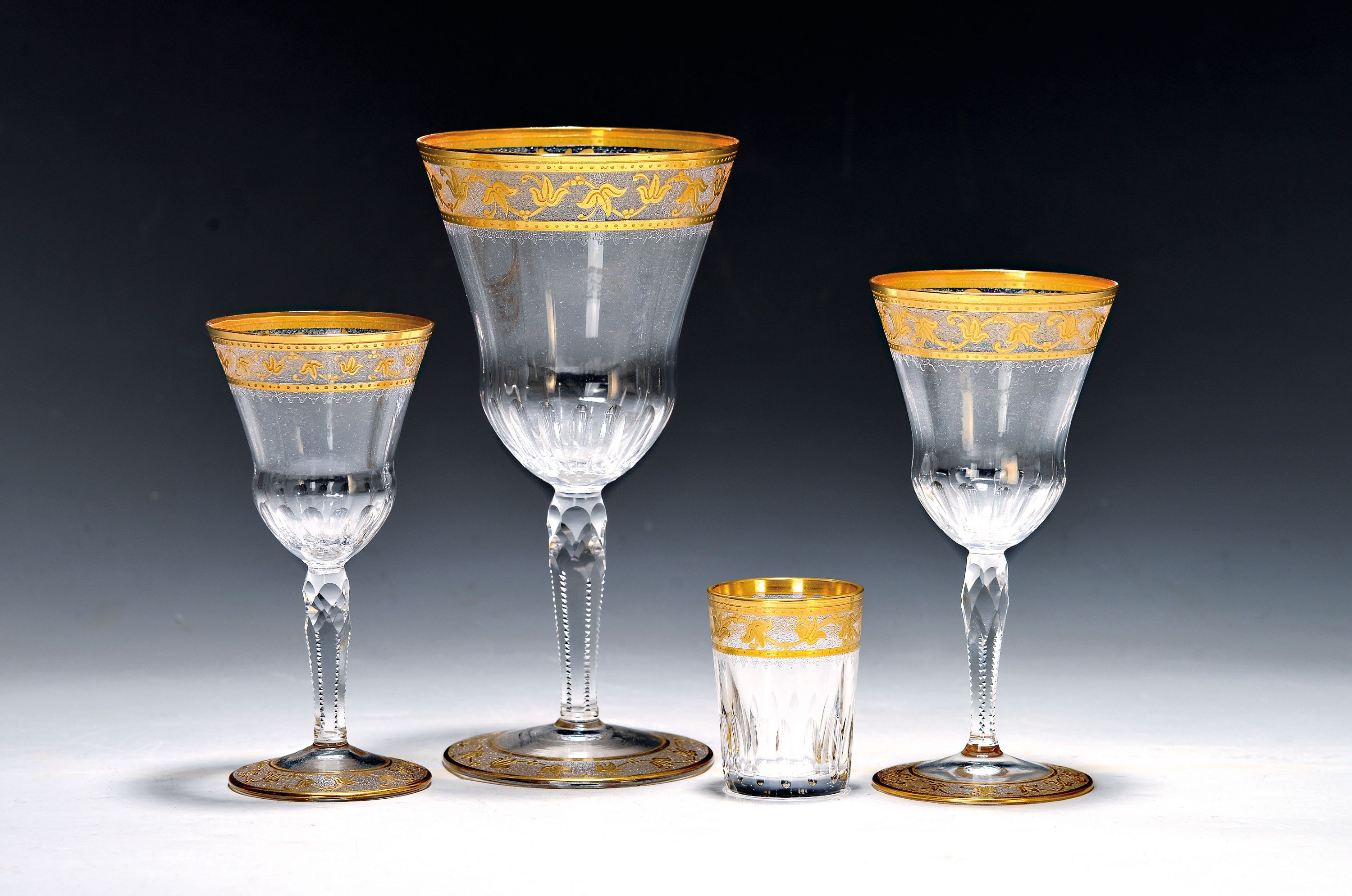 Image 27022070 - 15 Gläser, Saint Louis, Modell, Callot, farbloses Kristallglas, gravierter Dekor, ...