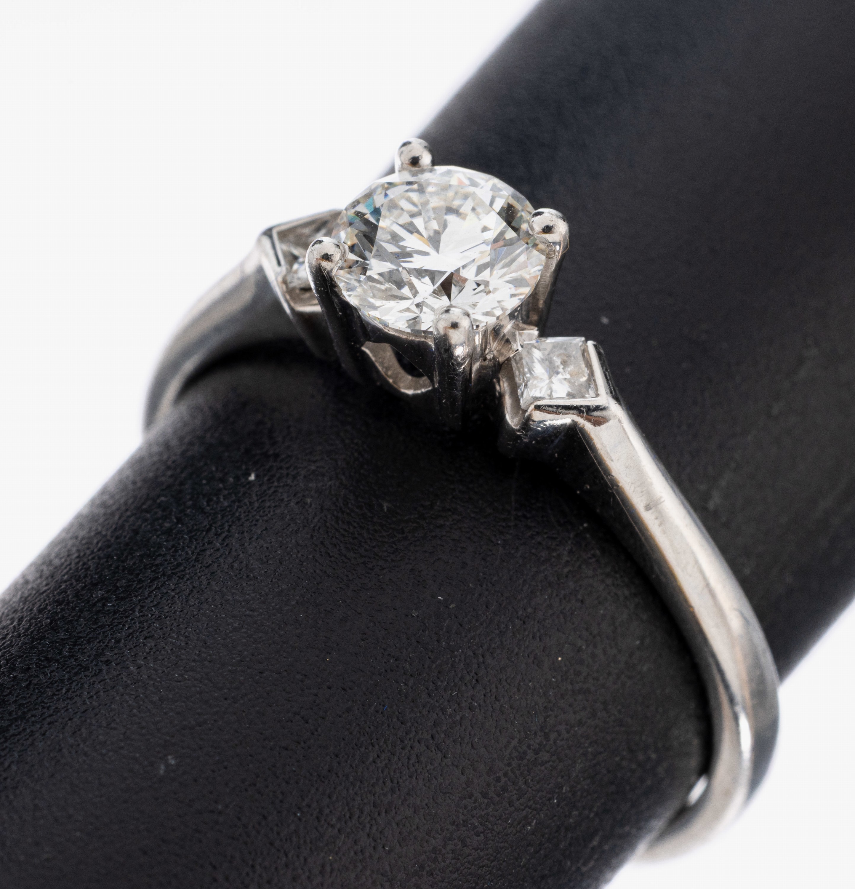 Platin Diamant-Ring, Pt 900/000, 1 Brillantca. 0.72 ct Weiß/vs, seitl. 2 Princess Cut Diamanten zus. ca. 0.12 ct Weiß/vs, RW 58, ca.4.9 g
