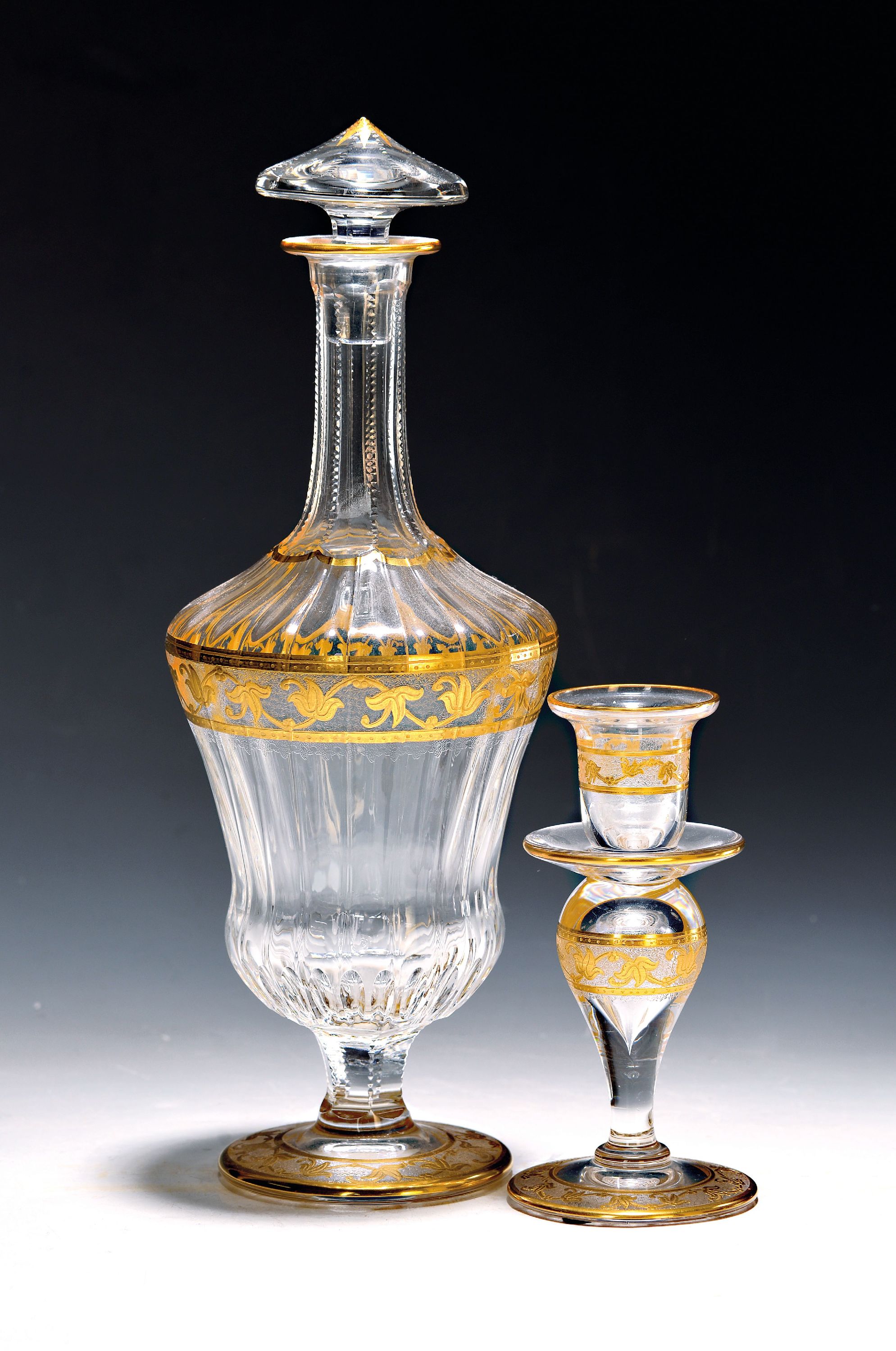 Image 27022083 - Karaffe und Kerzenleuchter, Saint Louis, ´Callot´, farbloses Kristallglas, mundgeblasen, ...
