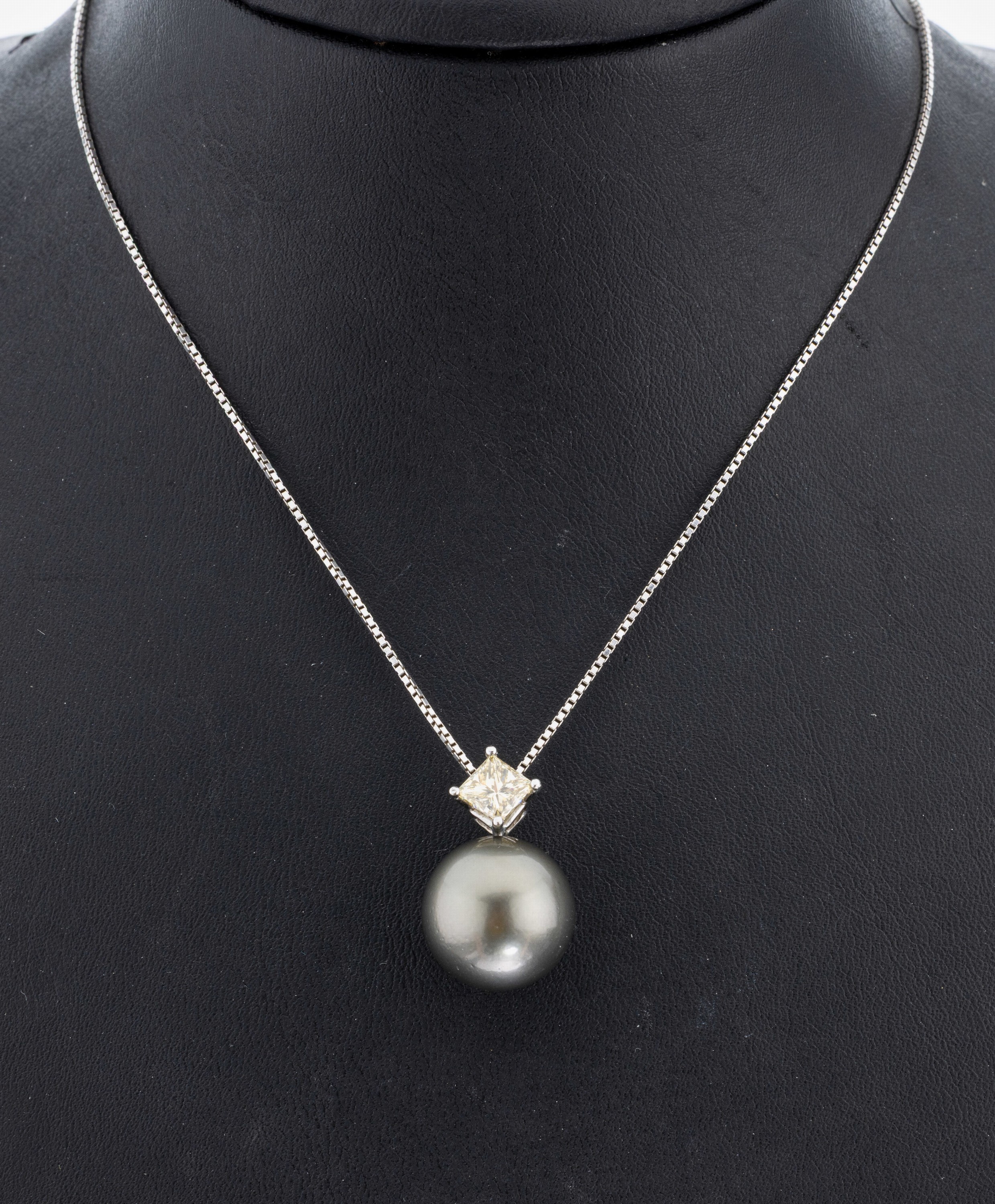 18 kt Gold Perl-Diamant-Anhänger, WG 750/000, graue Tahitizuchtperle, D. ca. 15.5 mm, feine Qualität, nat. Merkmale, 1 Princess Cut Diamant ca. ...