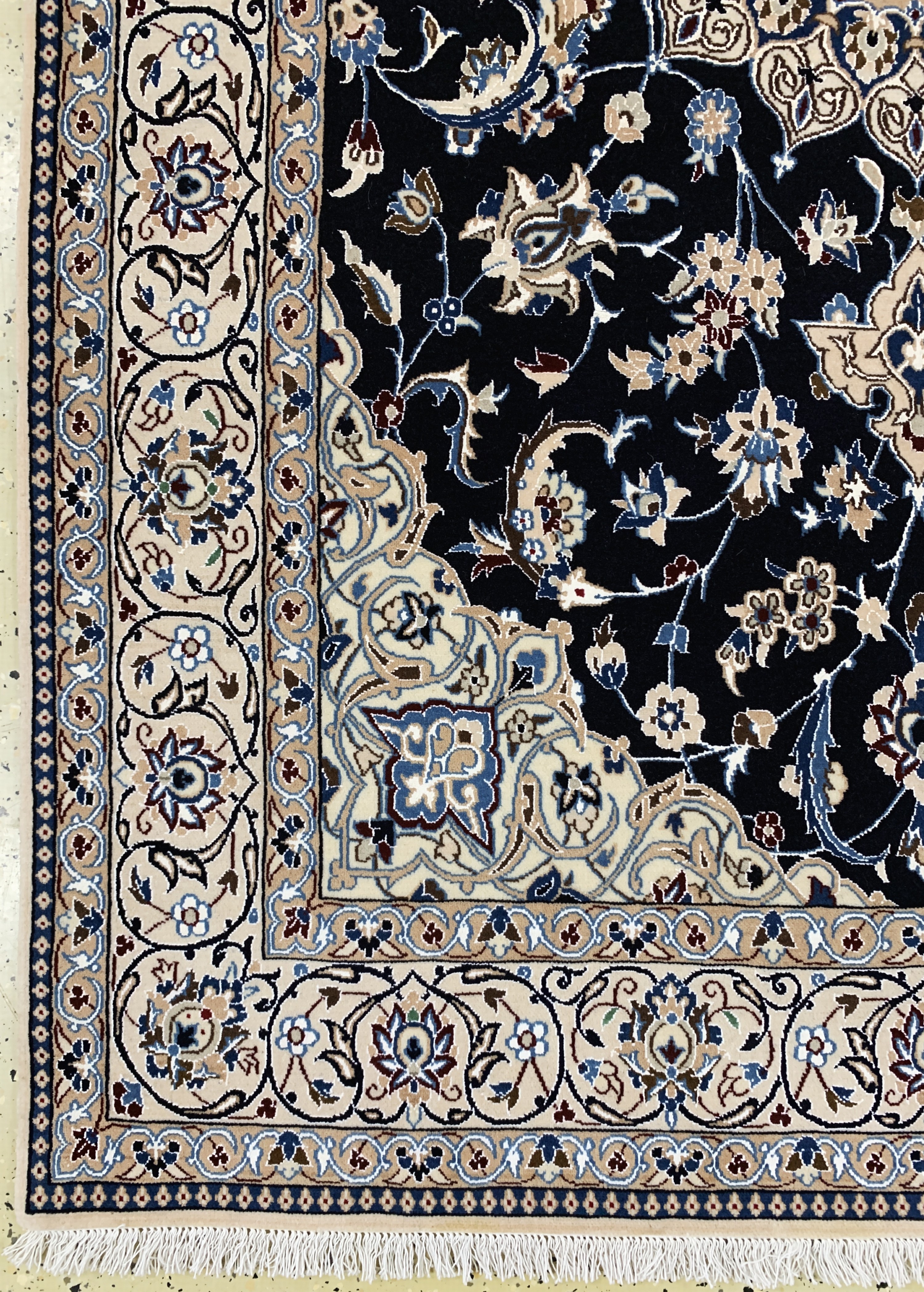 Detail b: Nain fein, Persien, signiert"Habibian", Mitte 20.Jhd, Korkwolle mit Seide, ca. 200 x 124 cm, ca. 650.000 Kn/qm, EHZ:(nahezu neuwertig).
