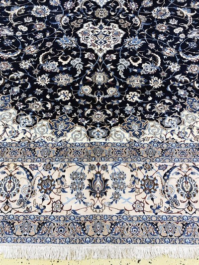 27022025b - Nain fein(6 La), Persien, signiert´Habibian, Ende 20.Jhd, Korkwolle mit Seide, ca. 396 ...