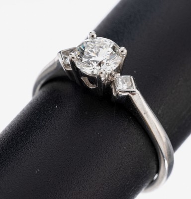 Image Platin Diamant-Ring, Pt 900/000, 1 Brillantca. 0.72 ct Weiß/vs, seitl. 2 Princess Cut ...