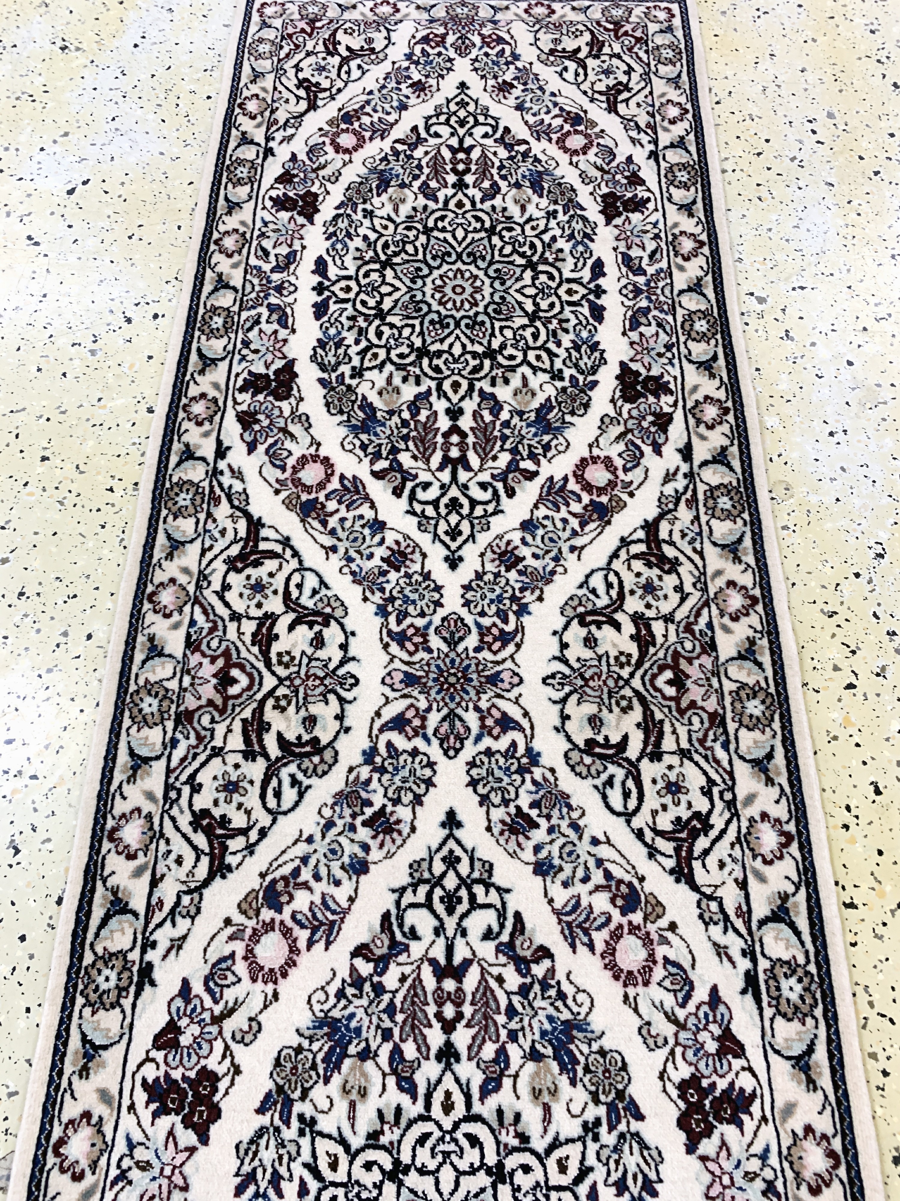 Detail d: Nain fein(9 La), Persien, Ende 20.Jhd, Korkwolle mit Seide, ca. 290 x 62 cm, ca. 500.000 Kn/qm, EHZ:(nahezu neuwertig)