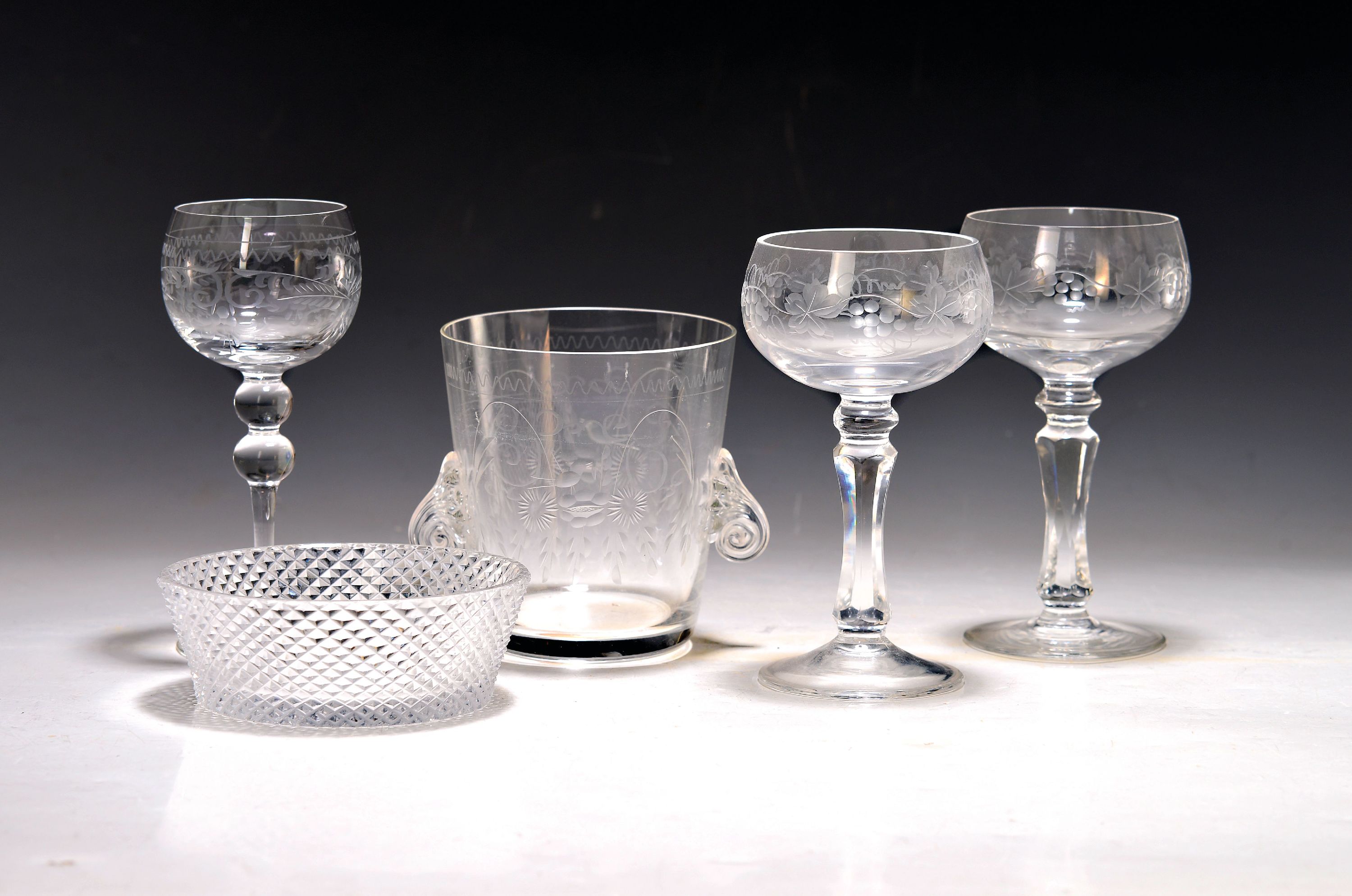 Image 27022105 - 30 Weingläser und 12 Südweingläser, 20. Jh., 23 farblose Weingläser, geschnittener ...