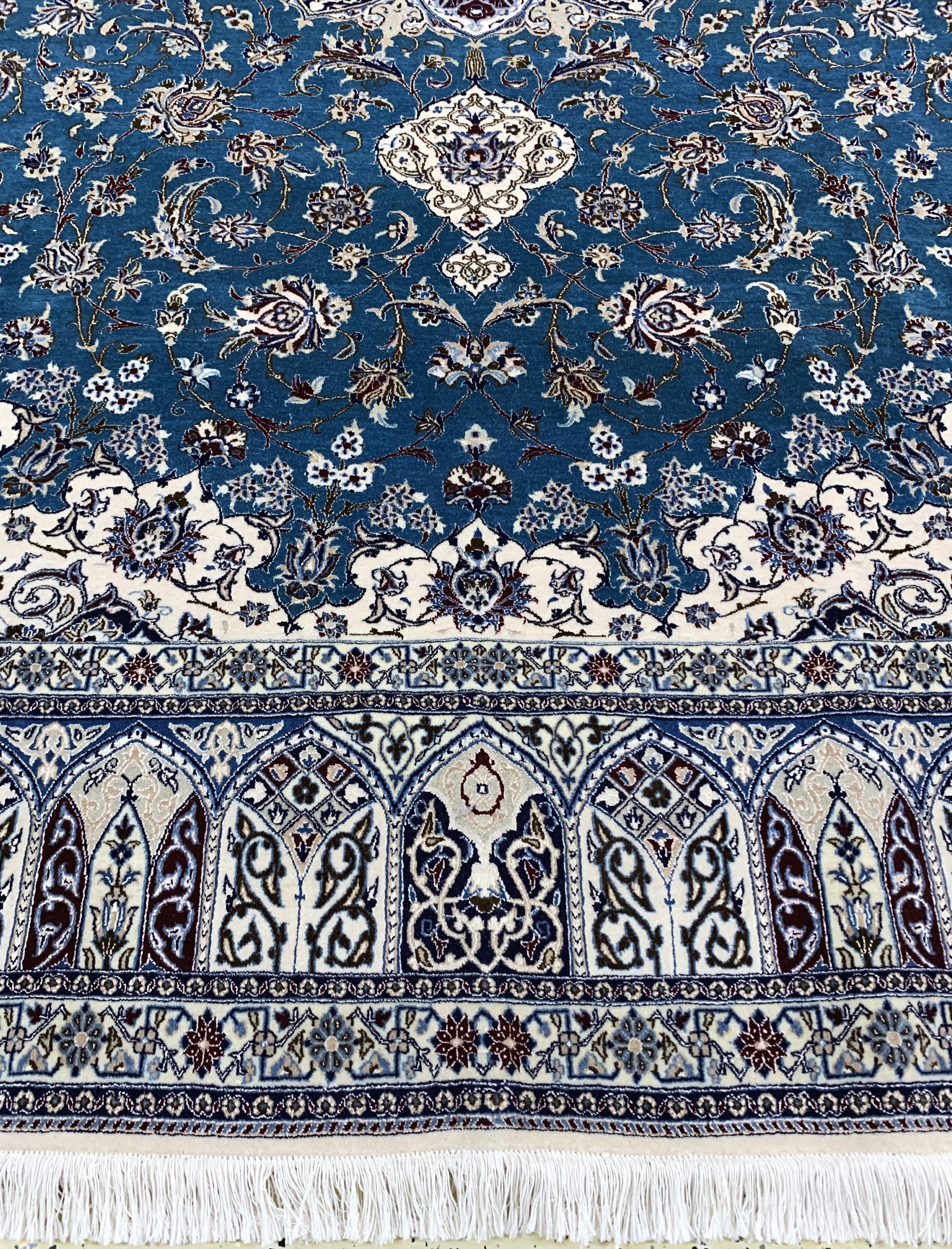 Detail b: Nain fein(6 La) Persien, signiert"Habibian", Ende 20.Jhd, Korkwolle mitSeide, ca. 305 x 213 cm, ca. 1,0 Mio. Kn/qm, EHZ: 1-2(Fleck am Rand)