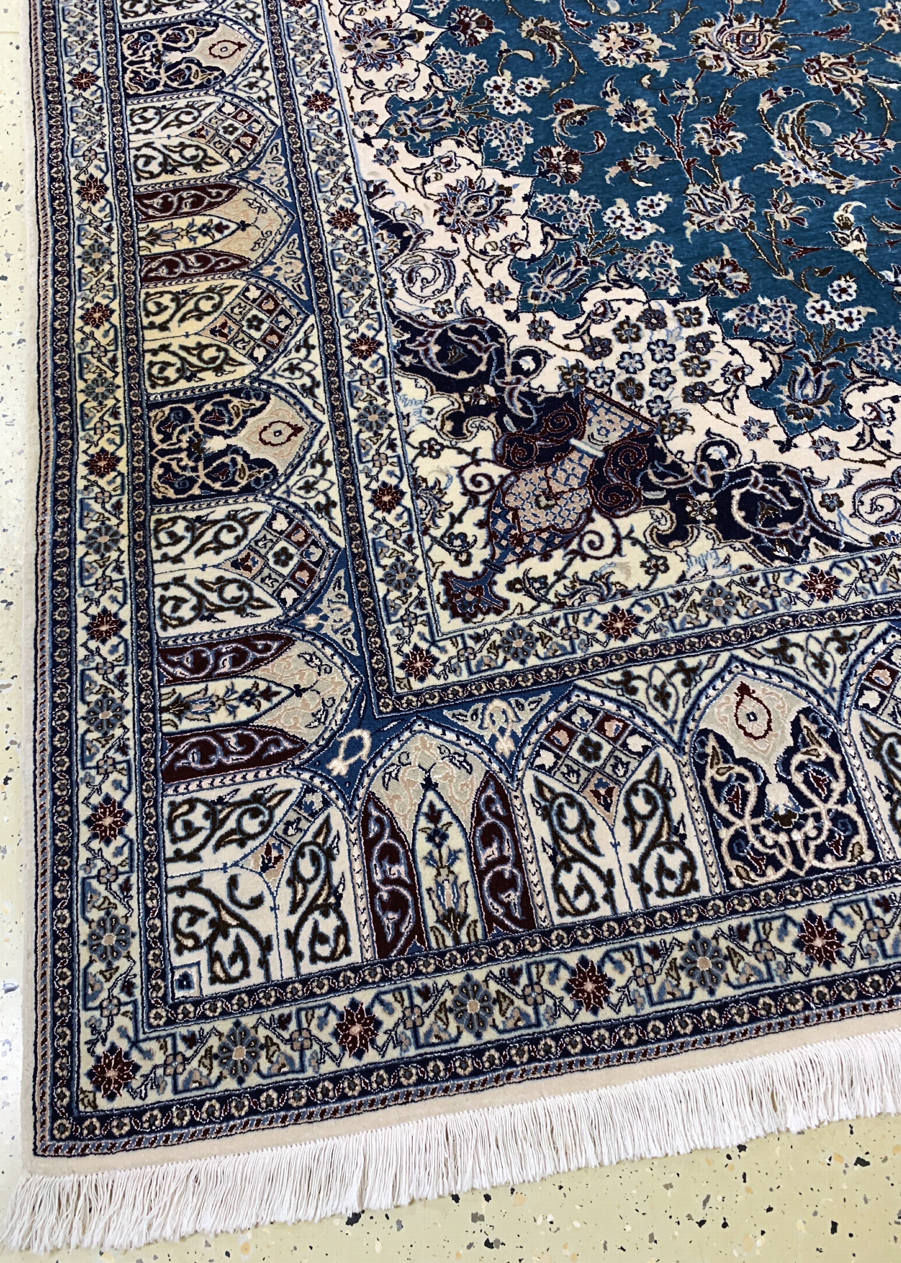 Detail c: Nain fein(6 La) Persien, signiert"Habibian", Ende 20.Jhd, Korkwolle mitSeide, ca. 305 x 213 cm, ca. 1,0 Mio. Kn/qm, EHZ: 1-2(Fleck am Rand)
