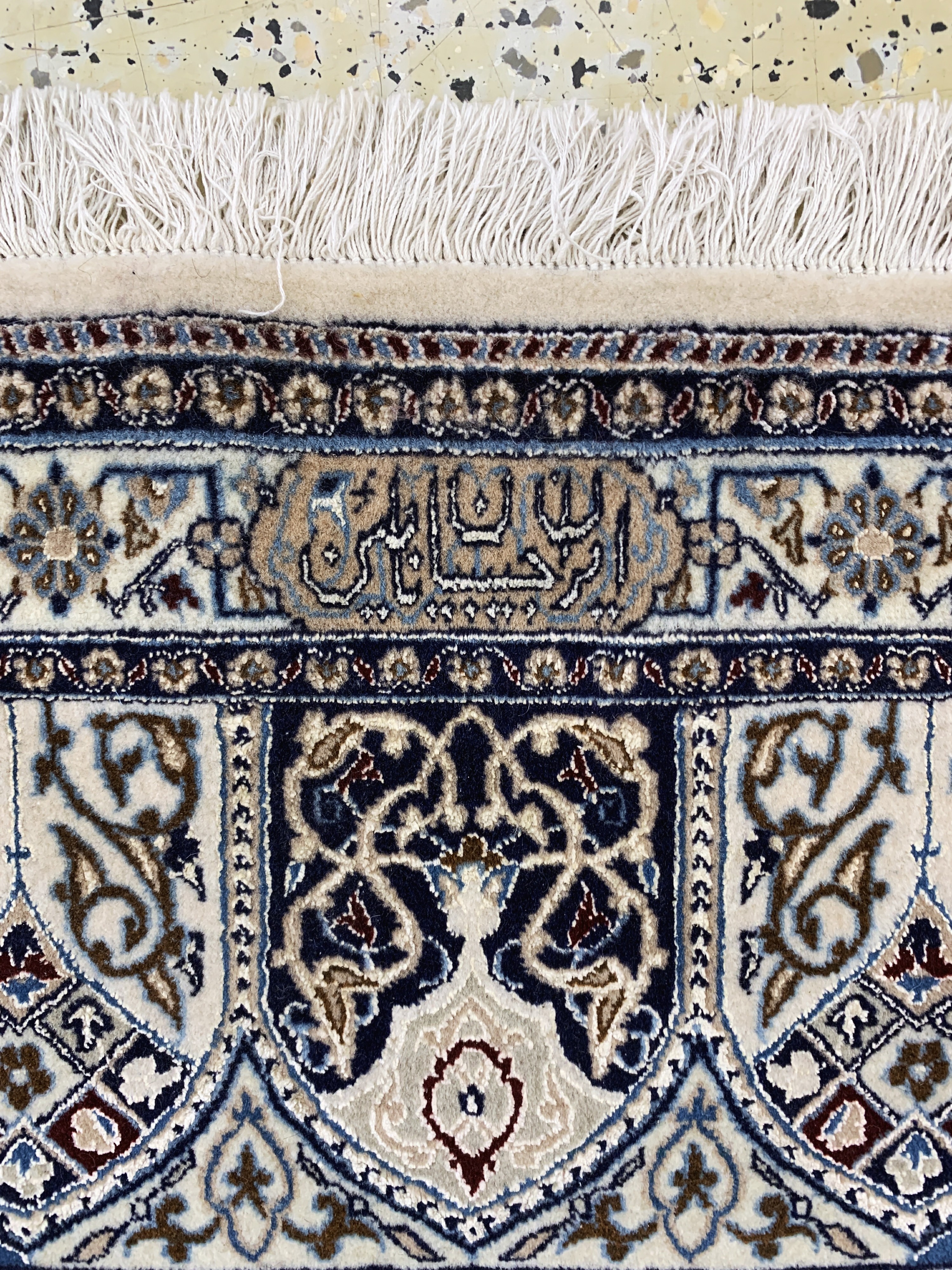 Detail g: Nain fein(6 La) Persien, signiert"Habibian", Ende 20.Jhd, Korkwolle mitSeide, ca. 305 x 213 cm, ca. 1,0 Mio. Kn/qm, EHZ: 1-2(Fleck am Rand)