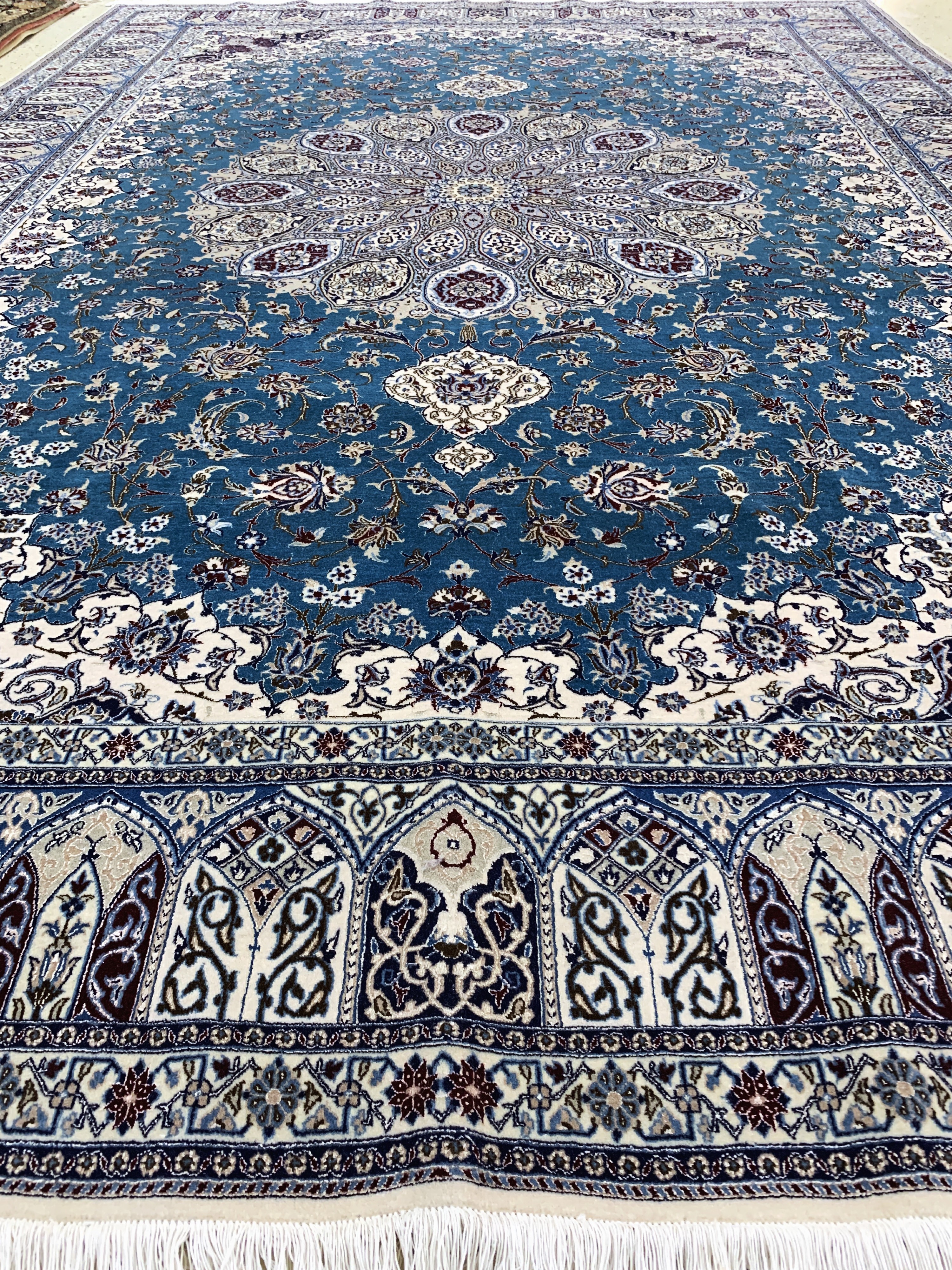 Detail k: Nain fein(6 La) Persien, signiert"Habibian", Ende 20.Jhd, Korkwolle mitSeide, ca. 305 x 213 cm, ca. 1,0 Mio. Kn/qm, EHZ: 1-2(Fleck am Rand)