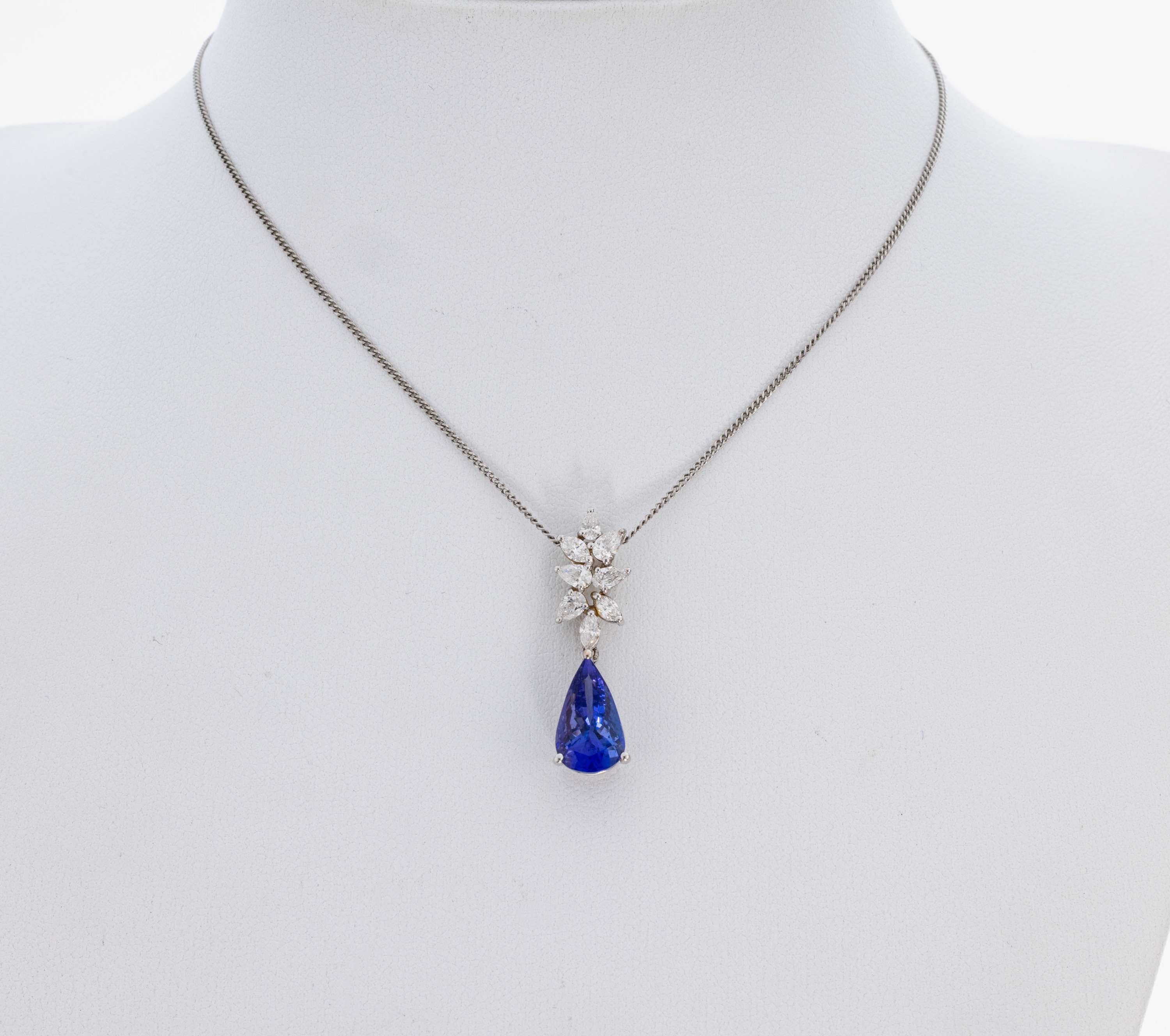 18 kt Gold Tansanit-Diamant-Anhänger, WG 750/000, facett. Tansanit-Tropfen ca. 3.0 ct, 8 Diamant-Tropfen und -Navettes zus. ca. 0.60 ct feines ...