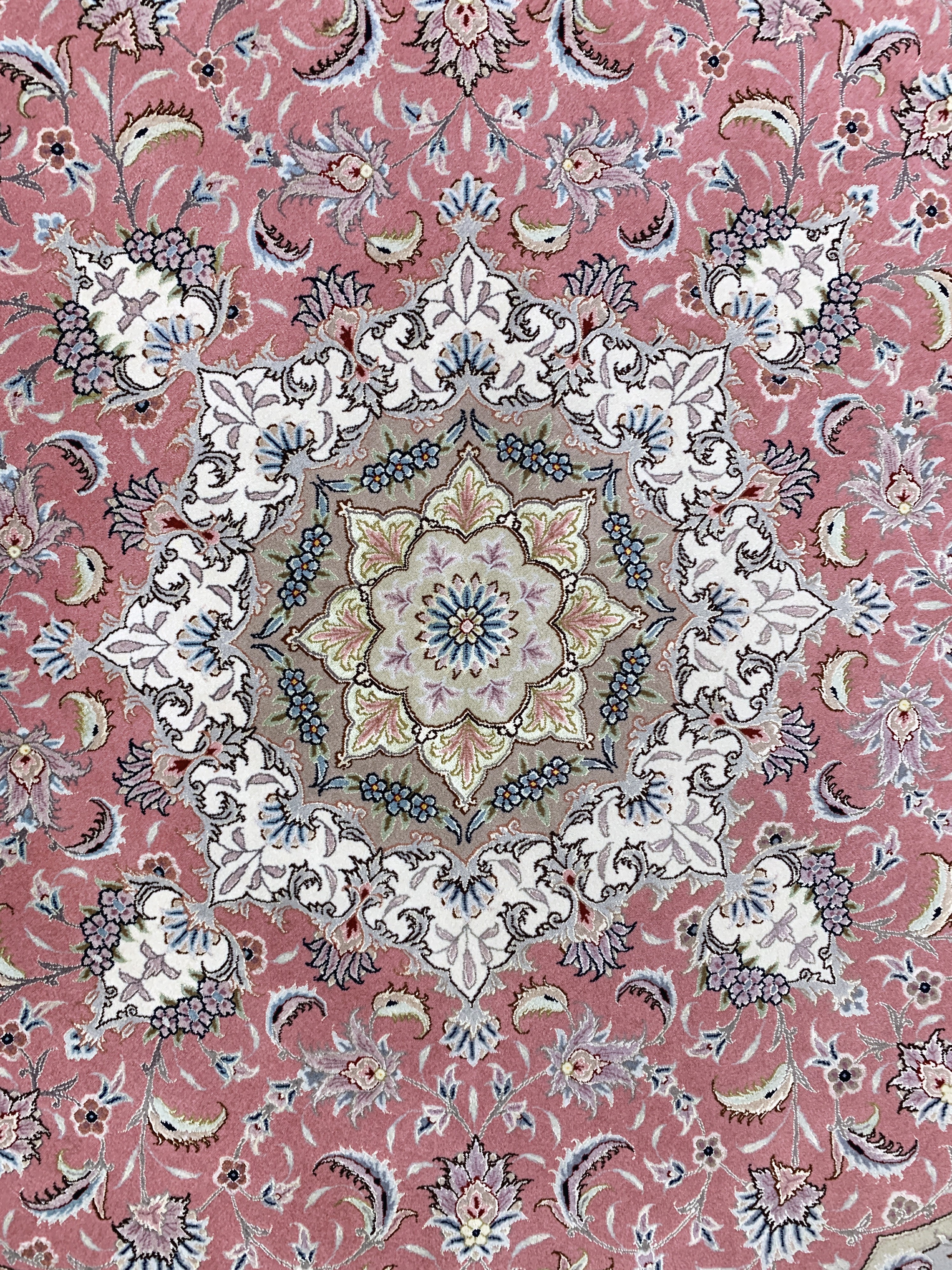 Detail b: Täbriz fein(50 Raj), Persien, Ende 20.Jhd, Korkwolle mit Seide, durchmesser: ca. 205 cm, ca. 500.000 Kn/qm, EHZ:(nahezu neuwertig)