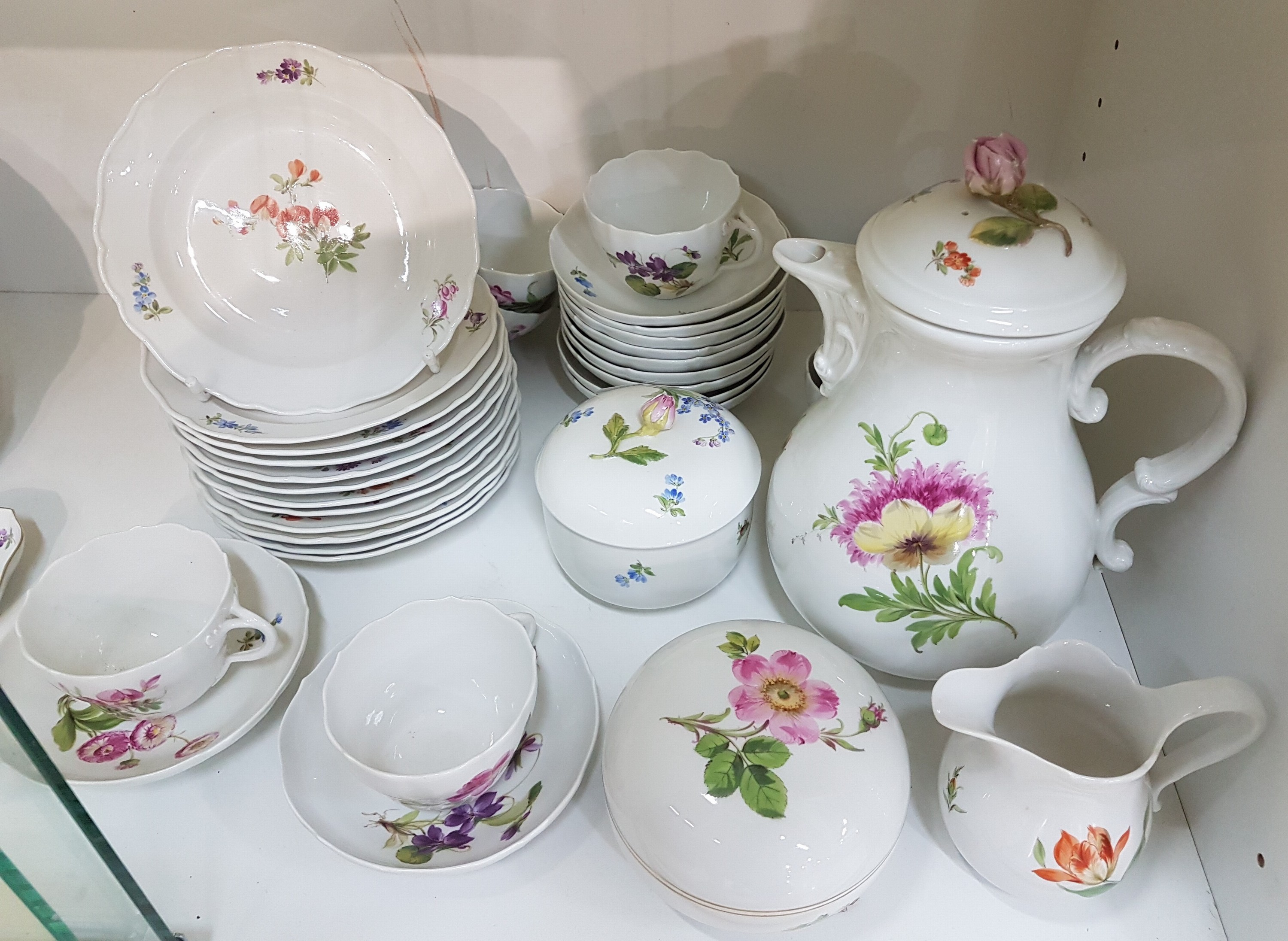 Detail a: Kaffeeservice, Meissen, um 1880-1924, Blume 1 Porzellan, 10 Tassen mit Untertassen, 12 Dessertteller, Kaffeekanne, Zuckerdose, Sahnegießer, ohne ...