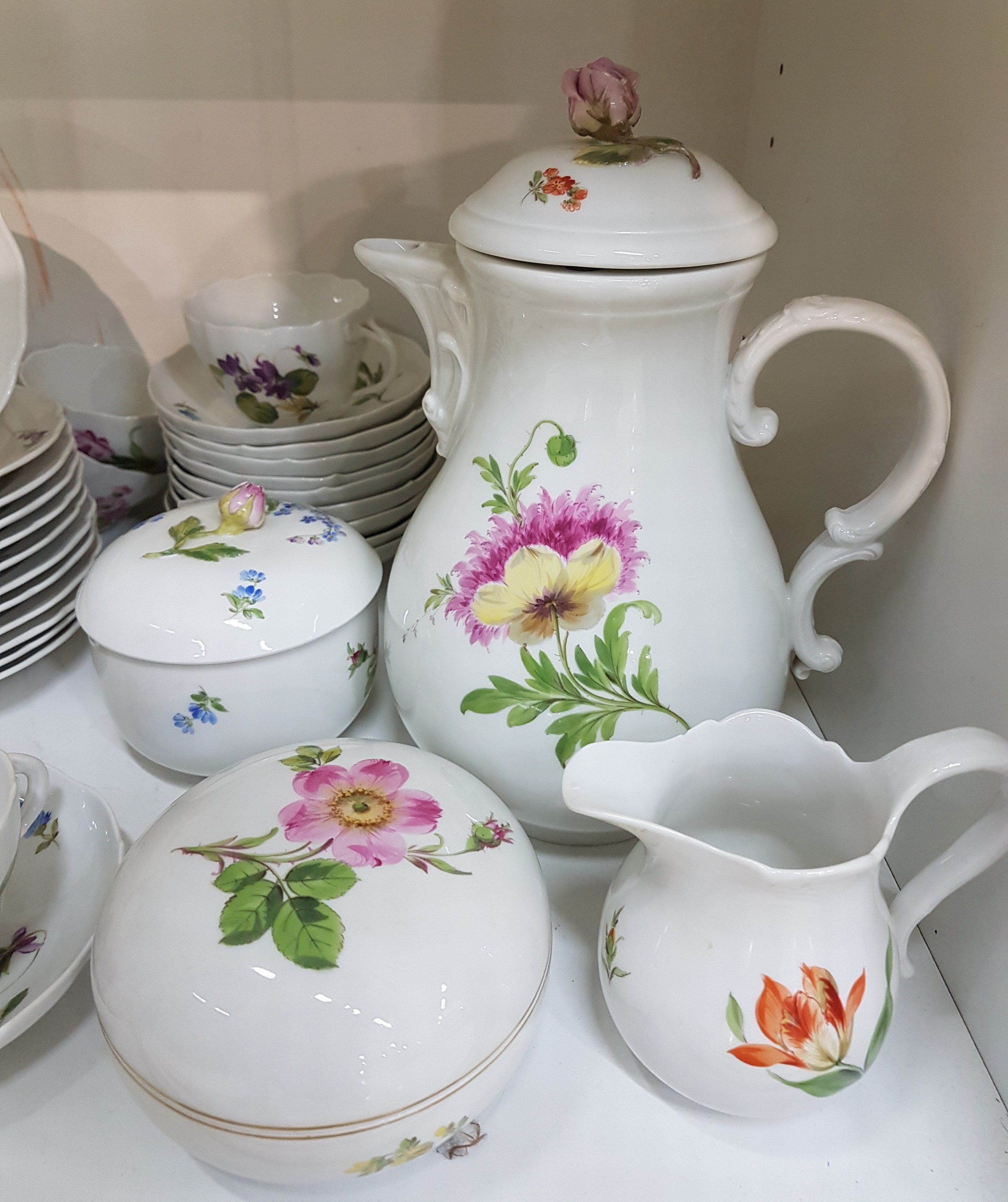 Detail b: Kaffeeservice, Meissen, um 1880-1924, Blume 1 Porzellan, 10 Tassen mit Untertassen, 12 Dessertteller, Kaffeekanne, Zuckerdose, Sahnegießer, ohne ...