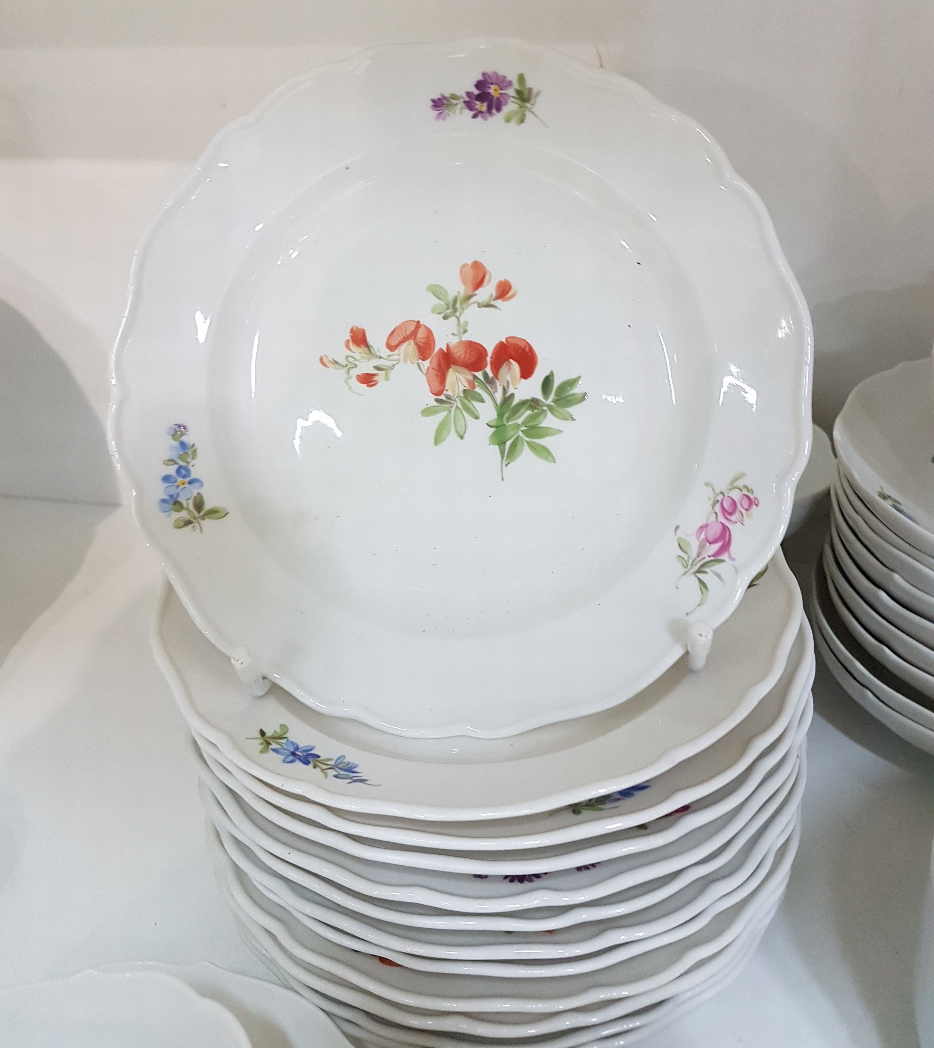 Detail c: Kaffeeservice, Meissen, um 1880-1924, Blume 1 Porzellan, 10 Tassen mit Untertassen, 12 Dessertteller, Kaffeekanne, Zuckerdose, Sahnegießer, ohne ...