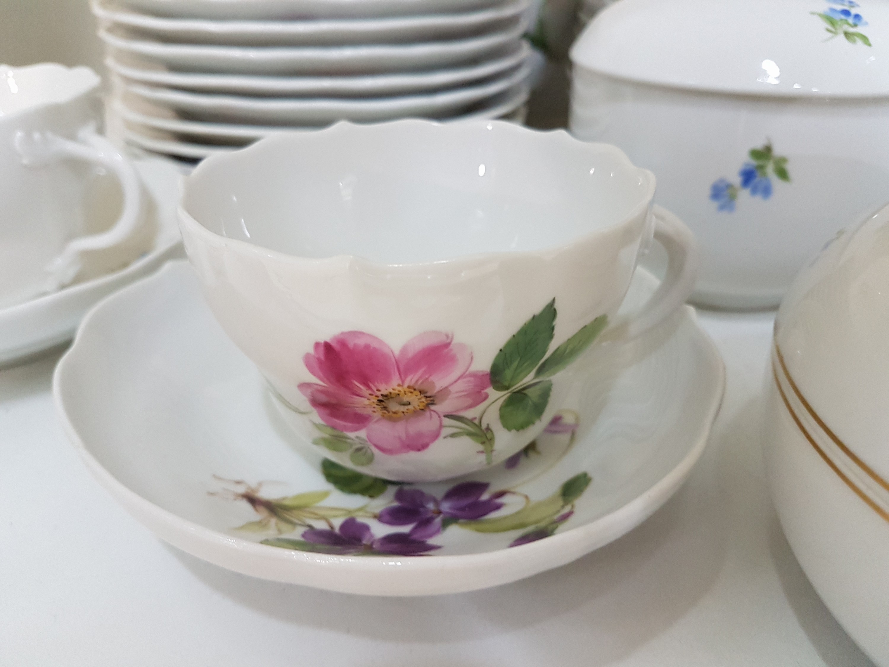 Detail d: Kaffeeservice, Meissen, um 1880-1924, Blume 1 Porzellan, 10 Tassen mit Untertassen, 12 Dessertteller, Kaffeekanne, Zuckerdose, Sahnegießer, ohne ...