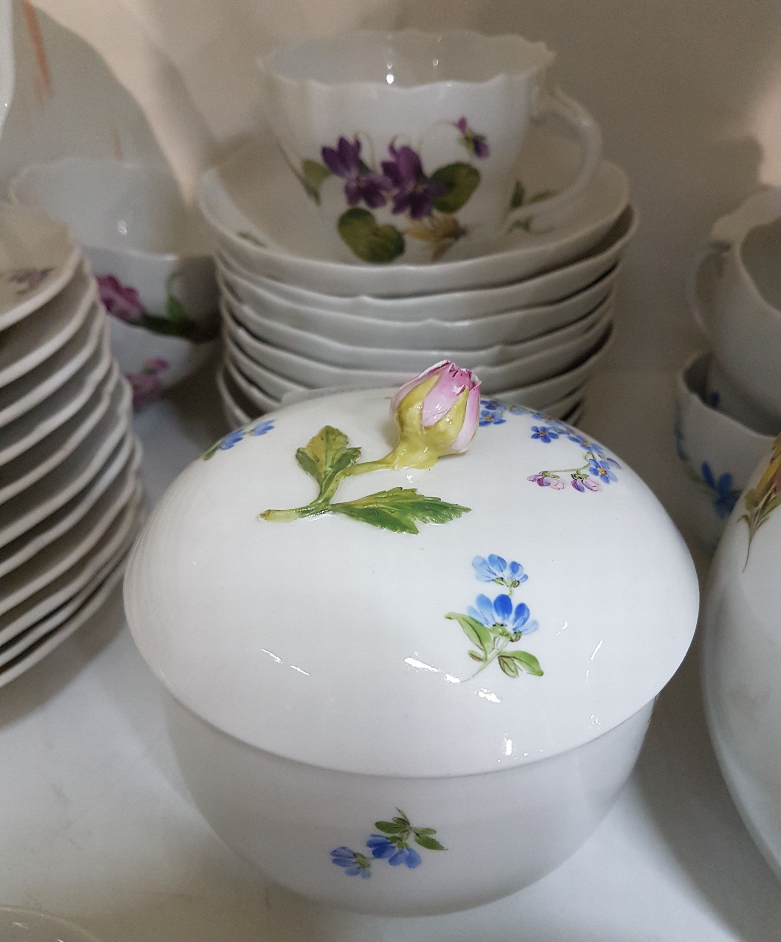 Detail e: Kaffeeservice, Meissen, um 1880-1924, Blume 1 Porzellan, 10 Tassen mit Untertassen, 12 Dessertteller, Kaffeekanne, Zuckerdose, Sahnegießer, ohne ...