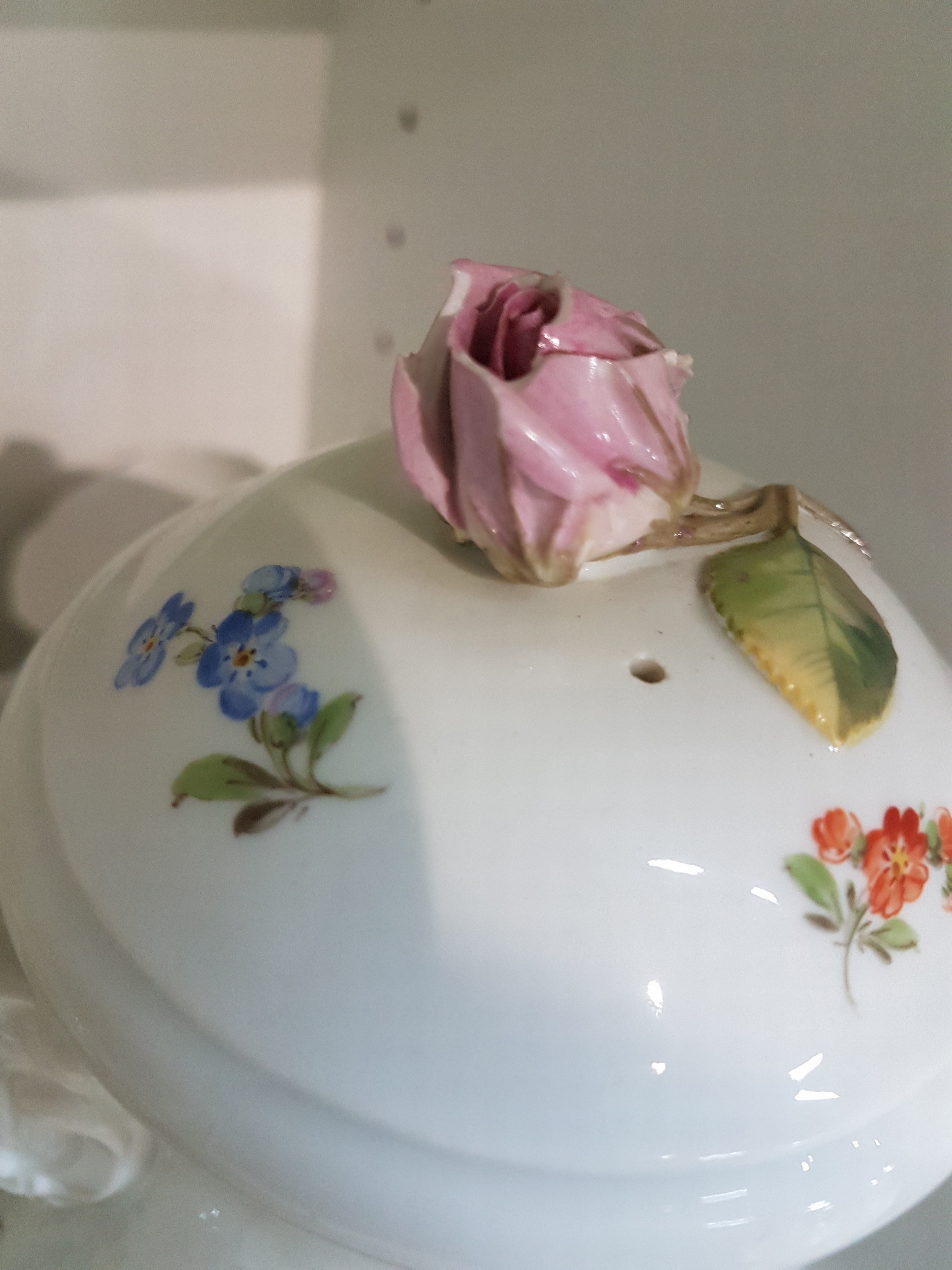 Detail f: Kaffeeservice, Meissen, um 1880-1924, Blume 1 Porzellan, 10 Tassen mit Untertassen, 12 Dessertteller, Kaffeekanne, Zuckerdose, Sahnegießer, ohne ...