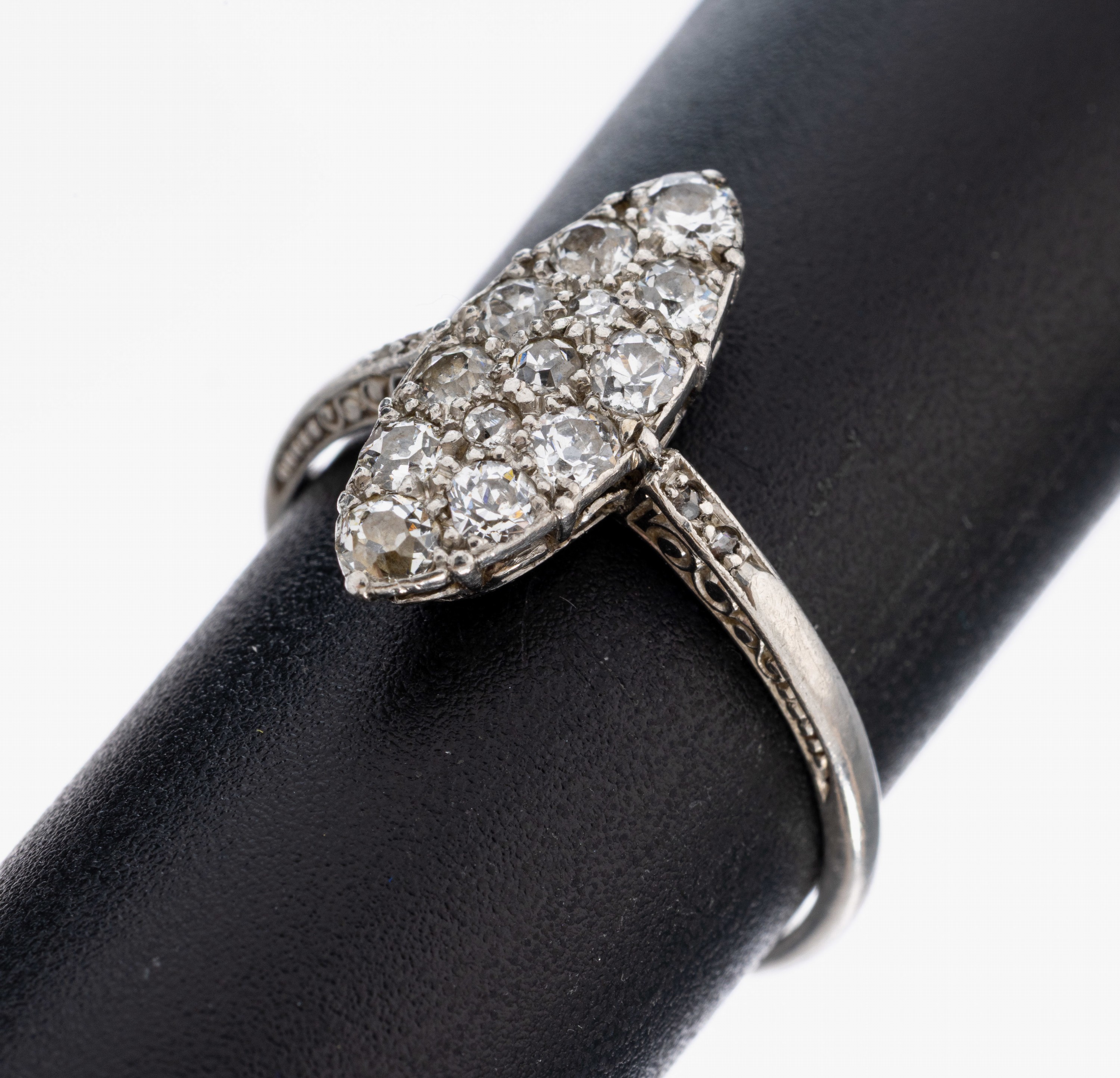 Image 27022123 - Platin Diamant-Schiffchenring, um 1900, Altschliffdiamanten zus. ca. 0.70 ct ...