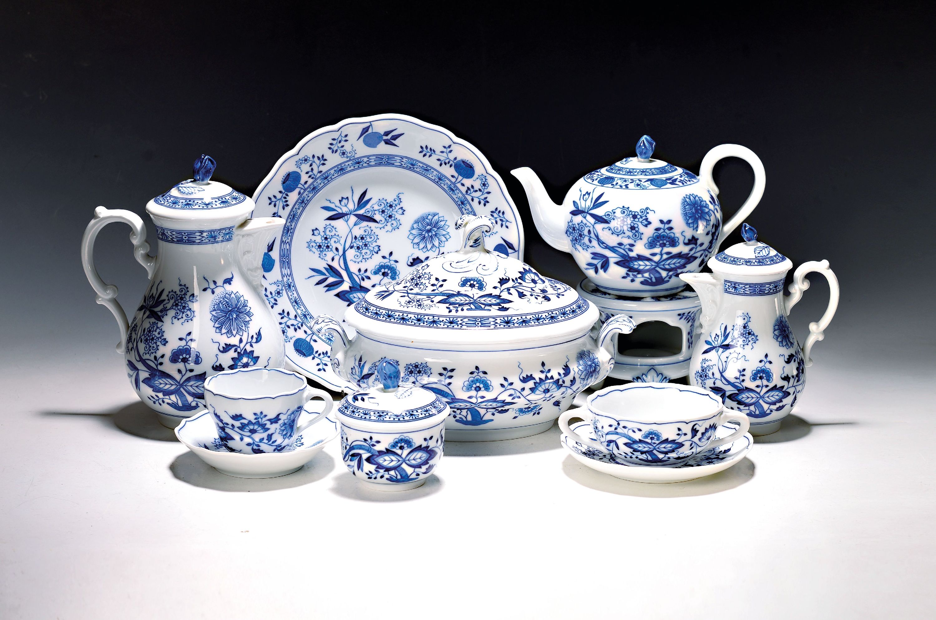 Image 27022125 - Umfangreiches Kaffee-,Speise- und Mokkaservice, Hutschenreuther, Zwiebelmuster, ...