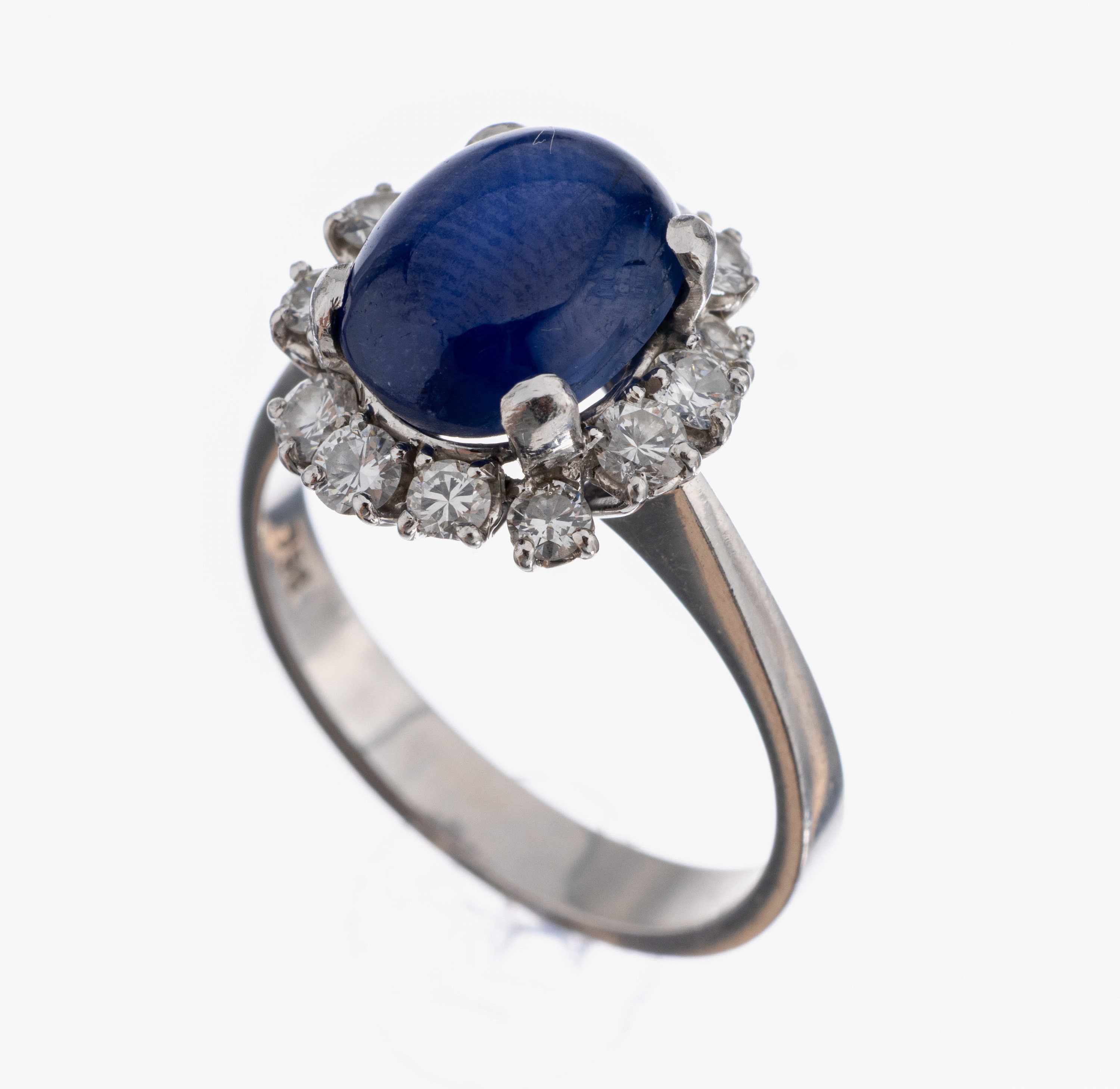 18 kt Gold Saphir-Brillant-Ring, WG 750/000, ovaler Saphir-Cabochon von guter Farbe ca. 3.0ct, 12 Brillanten zus. ca. 0.80 ct feines ...