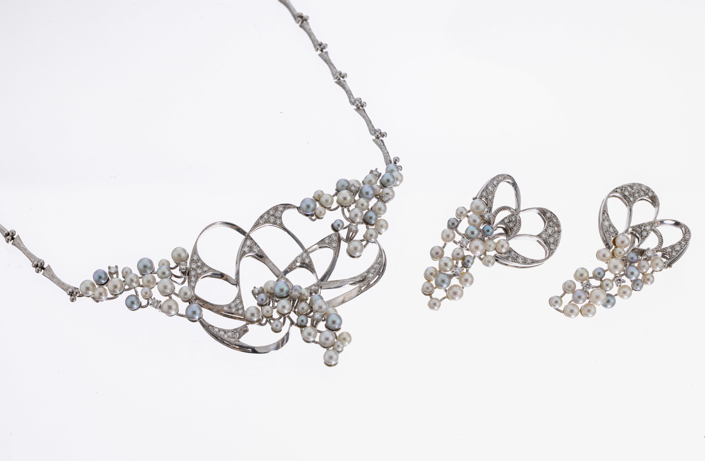 18 kt Gold Diamant-Perl-Schmuckset, WG 750/000, best. aus: 1 Collier, L. ca. 41 cm, prunkvolle Mittelteil, 55 Brillanten und 8/8 -Diamanten zus. ca. ...