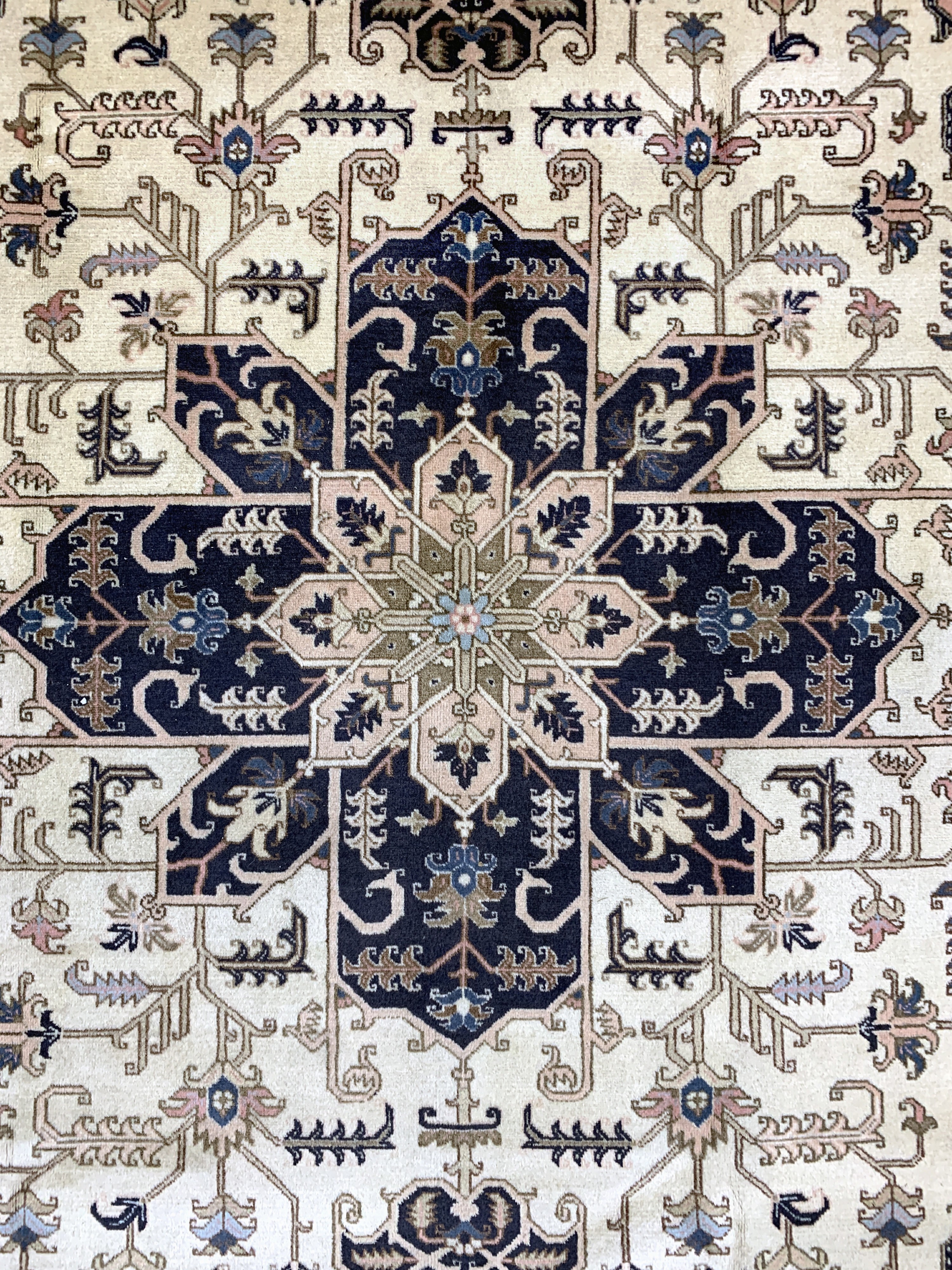 Detail c: Ardebil, Persien, Ende 20.Jhd, Wolle auf Baumwolle, ca. 300 x 200 cm, EHZ: 2, (minimaler Mottenfrass am Rand).
