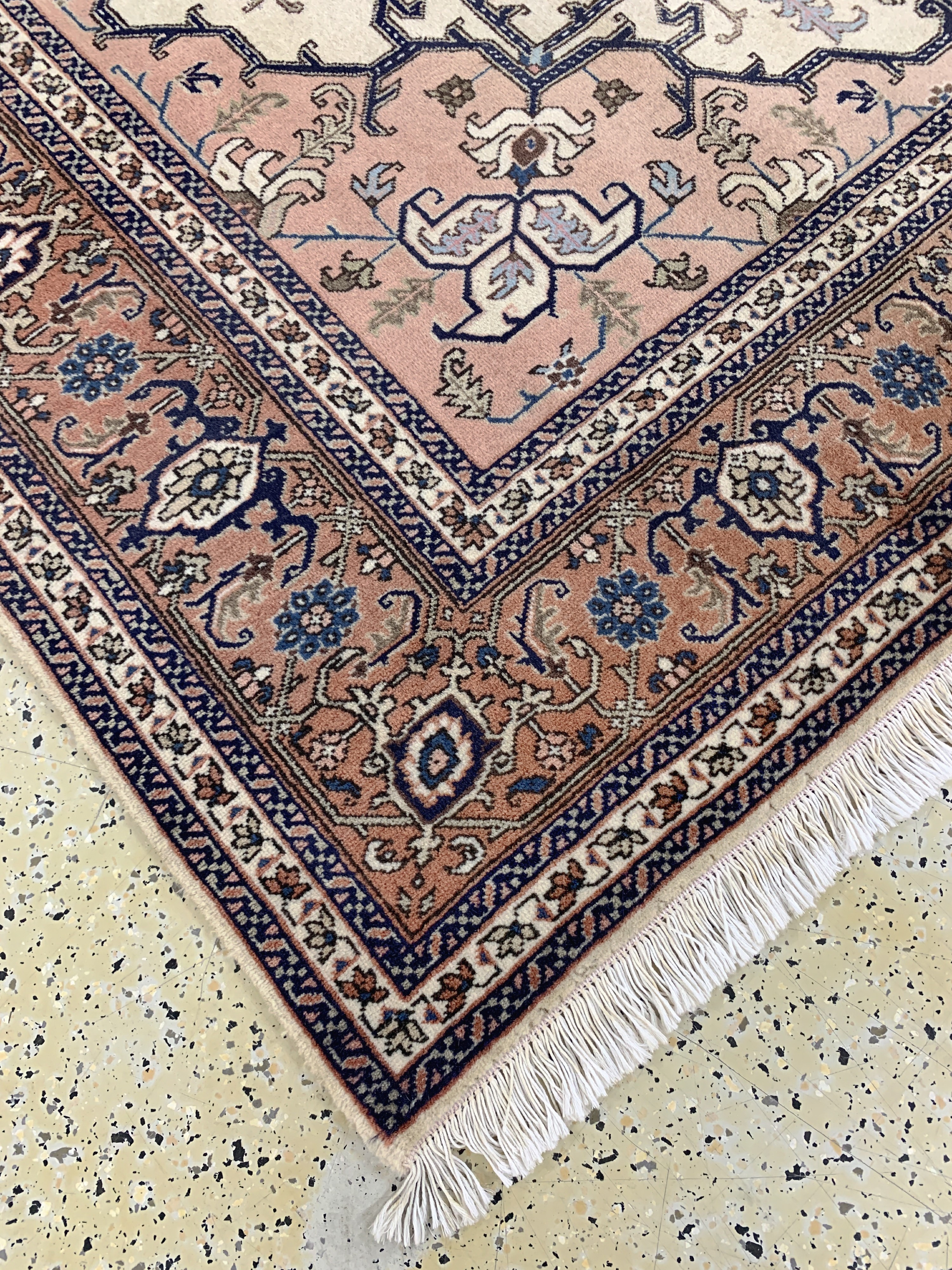 Detail e: Ardebil, Persien, Ende 20.Jhd, Wolle auf Baumwolle, ca. 300 x 200 cm, EHZ: 2, (minimaler Mottenfrass am Rand).