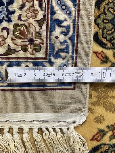 27022393h - Esfahan fein Persien, signiert´Davari´, Ende 20.Jhd, Korkwolle mit und auf Seide, ca. ...