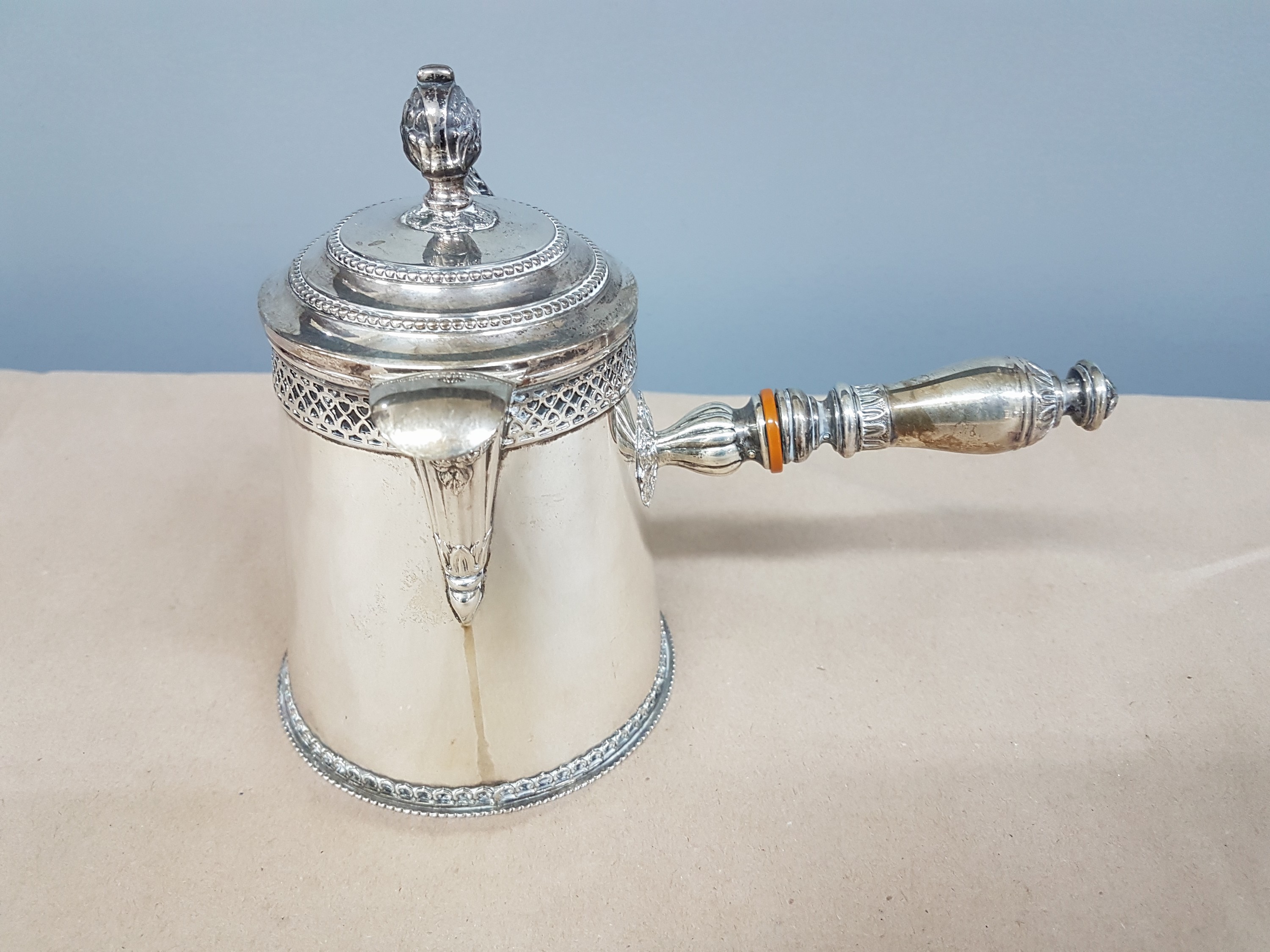 Detail d: Kernstück aus Silber, Argenteria Calegaro, Padua, 20.Jh., 925er-Silber, reicher klassizistischer Dekor, Schokoladenkanne, Mokkakanne, Sahnegießer ...