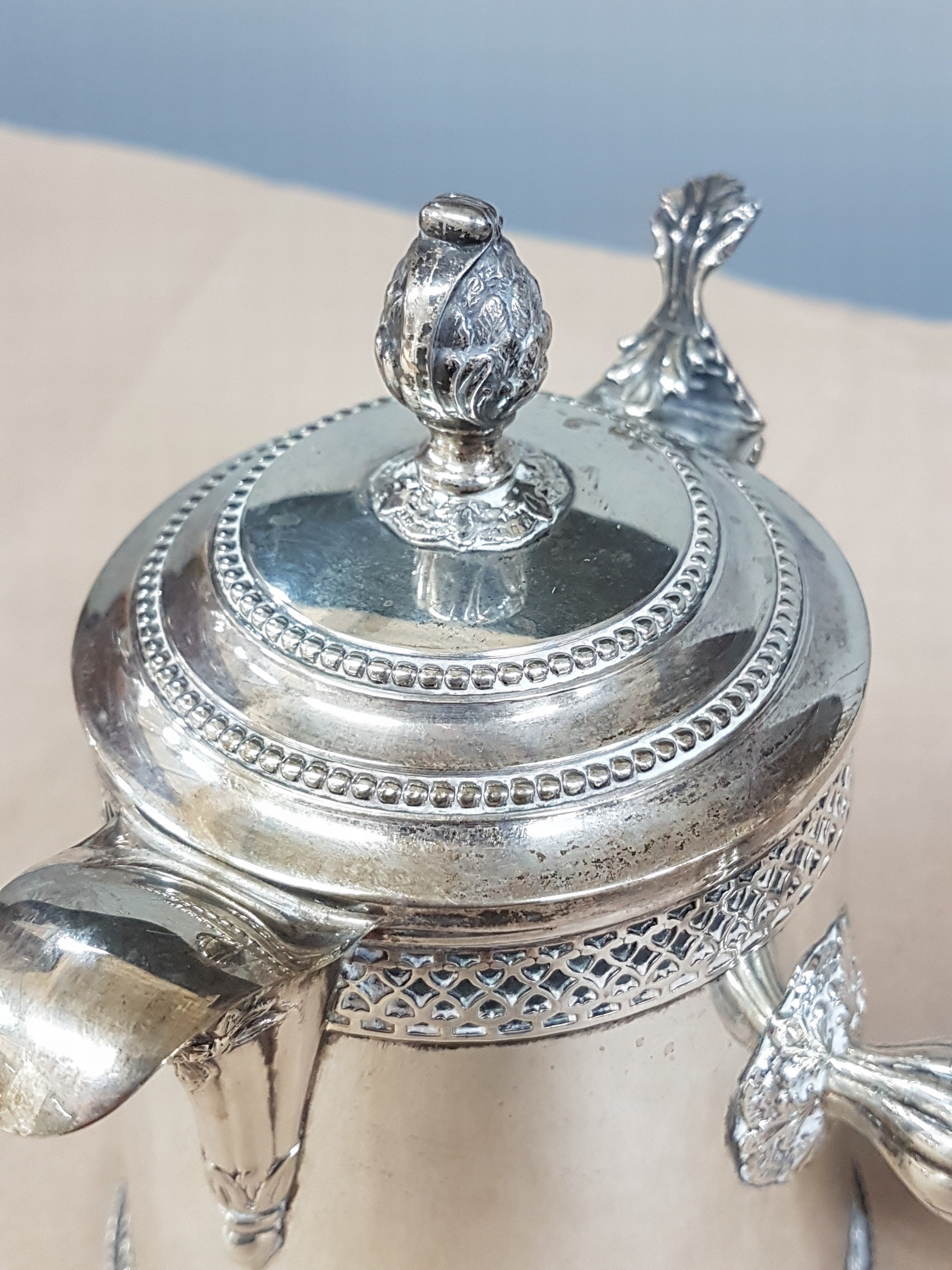 Detail h: Kernstück aus Silber, Argenteria Calegaro, Padua, 20.Jh., 925er-Silber, reicher klassizistischer Dekor, Schokoladenkanne, Mokkakanne, Sahnegießer ...