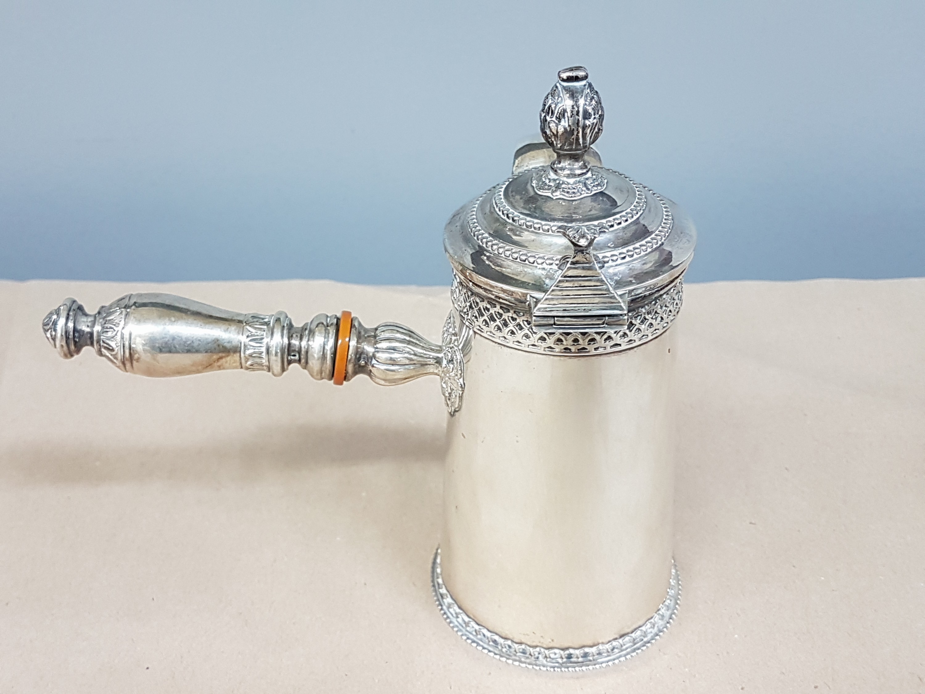 Detail j: Kernstück aus Silber, Argenteria Calegaro, Padua, 20.Jh., 925er-Silber, reicher klassizistischer Dekor, Schokoladenkanne, Mokkakanne, Sahnegießer ...
