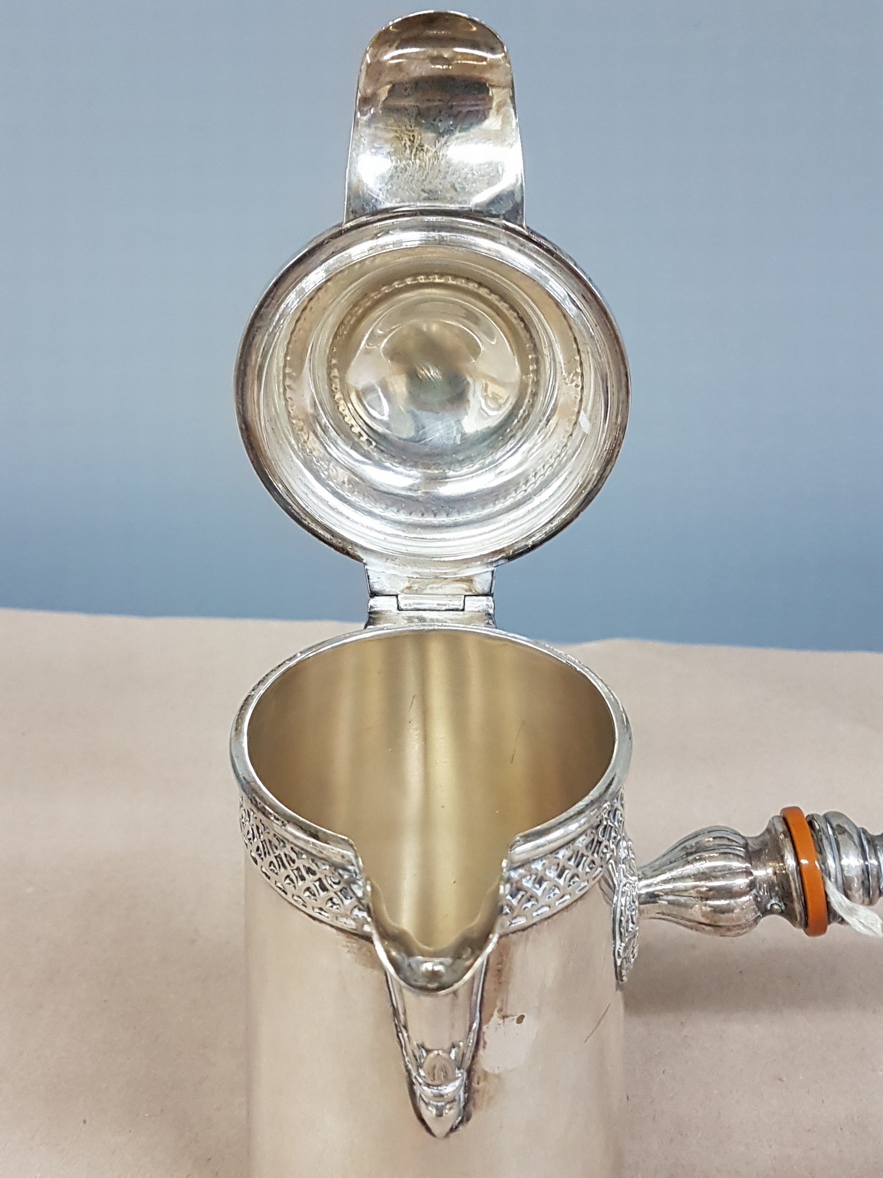 Detail k: Kernstück aus Silber, Argenteria Calegaro, Padua, 20.Jh., 925er-Silber, reicher klassizistischer Dekor, Schokoladenkanne, Mokkakanne, Sahnegießer ...