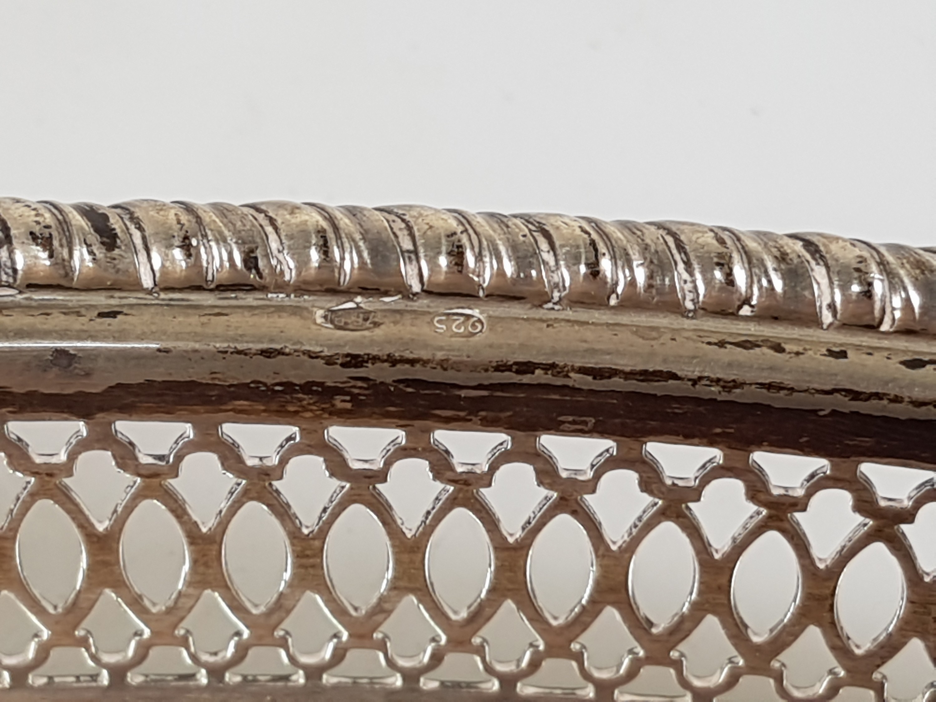 Detail r: Kernstück aus Silber, Argenteria Calegaro, Padua, 20.Jh., 925er-Silber, reicher klassizistischer Dekor, Schokoladenkanne, Mokkakanne, Sahnegießer ...