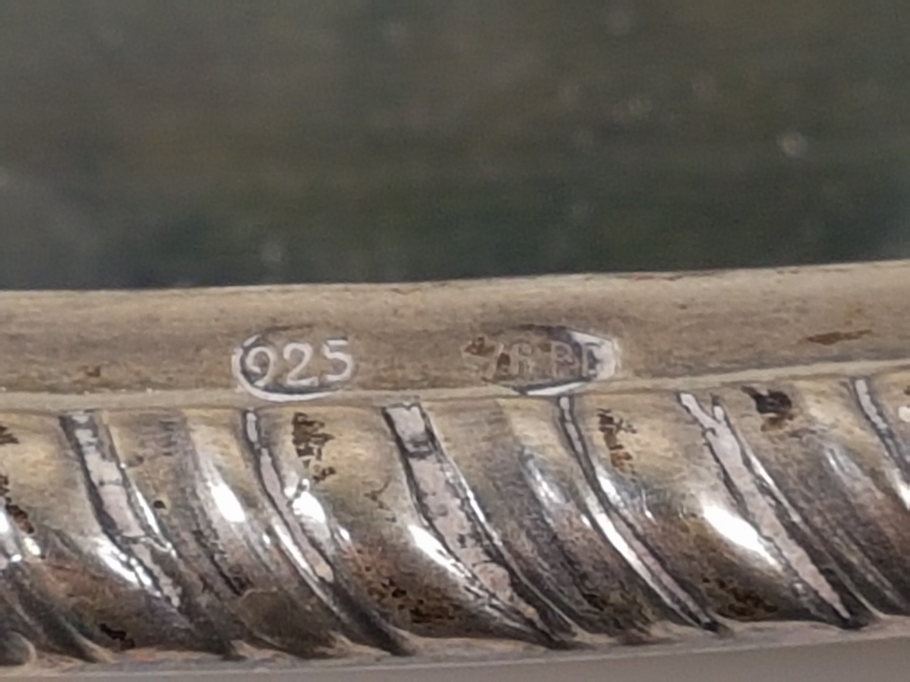 Detail s: Kernstück aus Silber, Argenteria Calegaro, Padua, 20.Jh., 925er-Silber, reicher klassizistischer Dekor, Schokoladenkanne, Mokkakanne, Sahnegießer ...