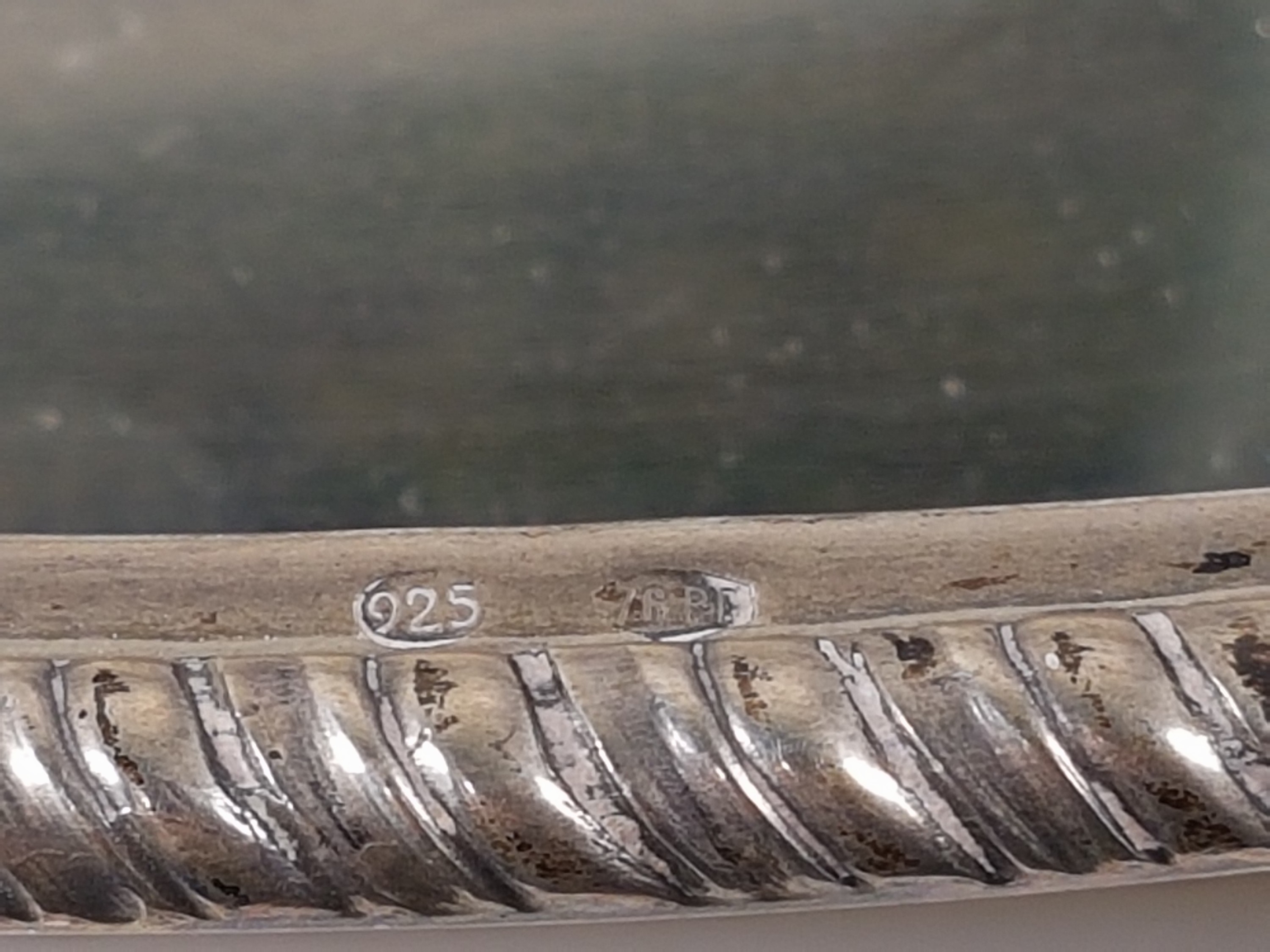 Detail t: Kernstück aus Silber, Argenteria Calegaro, Padua, 20.Jh., 925er-Silber, reicher klassizistischer Dekor, Schokoladenkanne, Mokkakanne, Sahnegießer ...