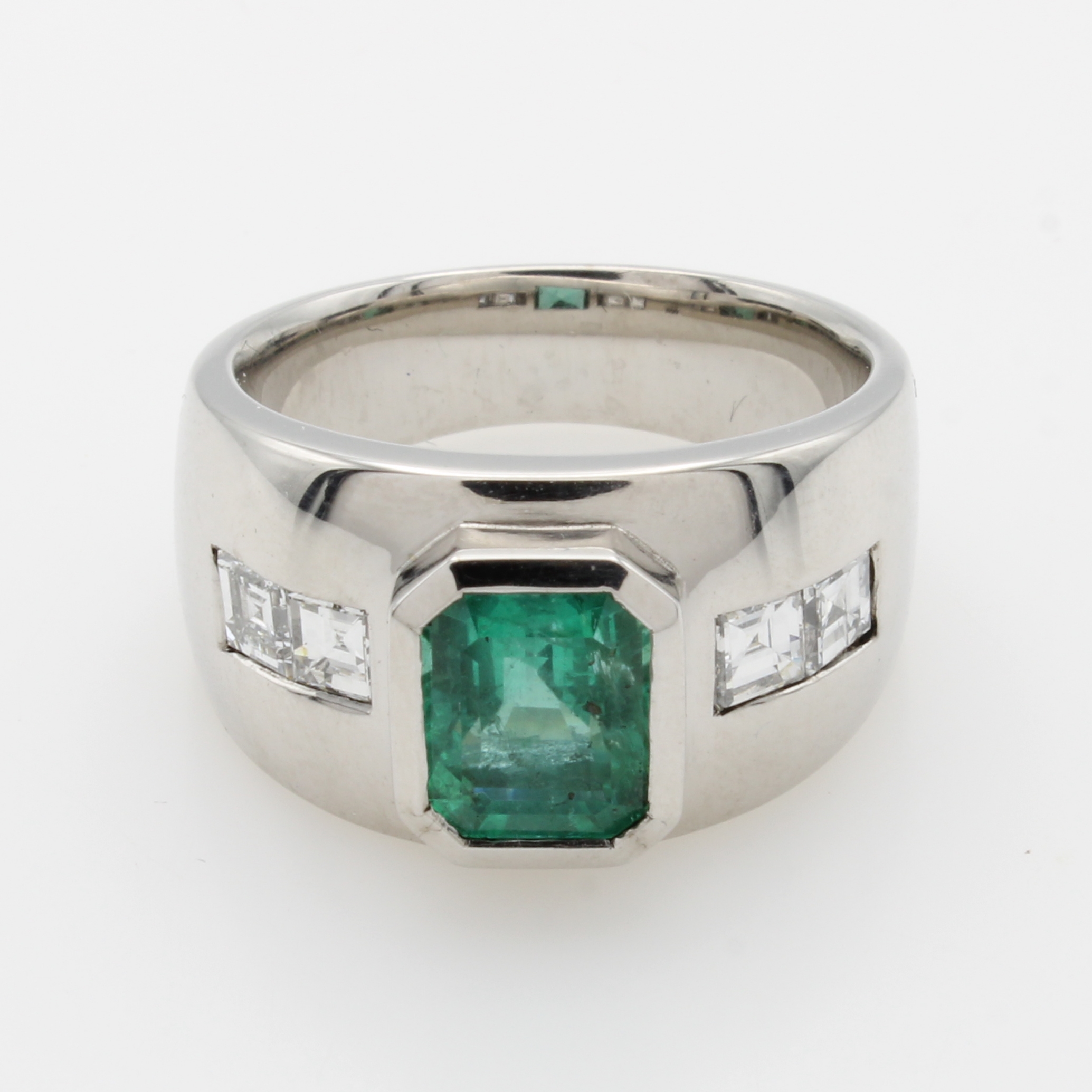 Image 27022515 - Massiver Ring mit Smaragd und Diamanten, GG 750/000, Smaragd im EM-Cut ca. 2.22 ct von ...