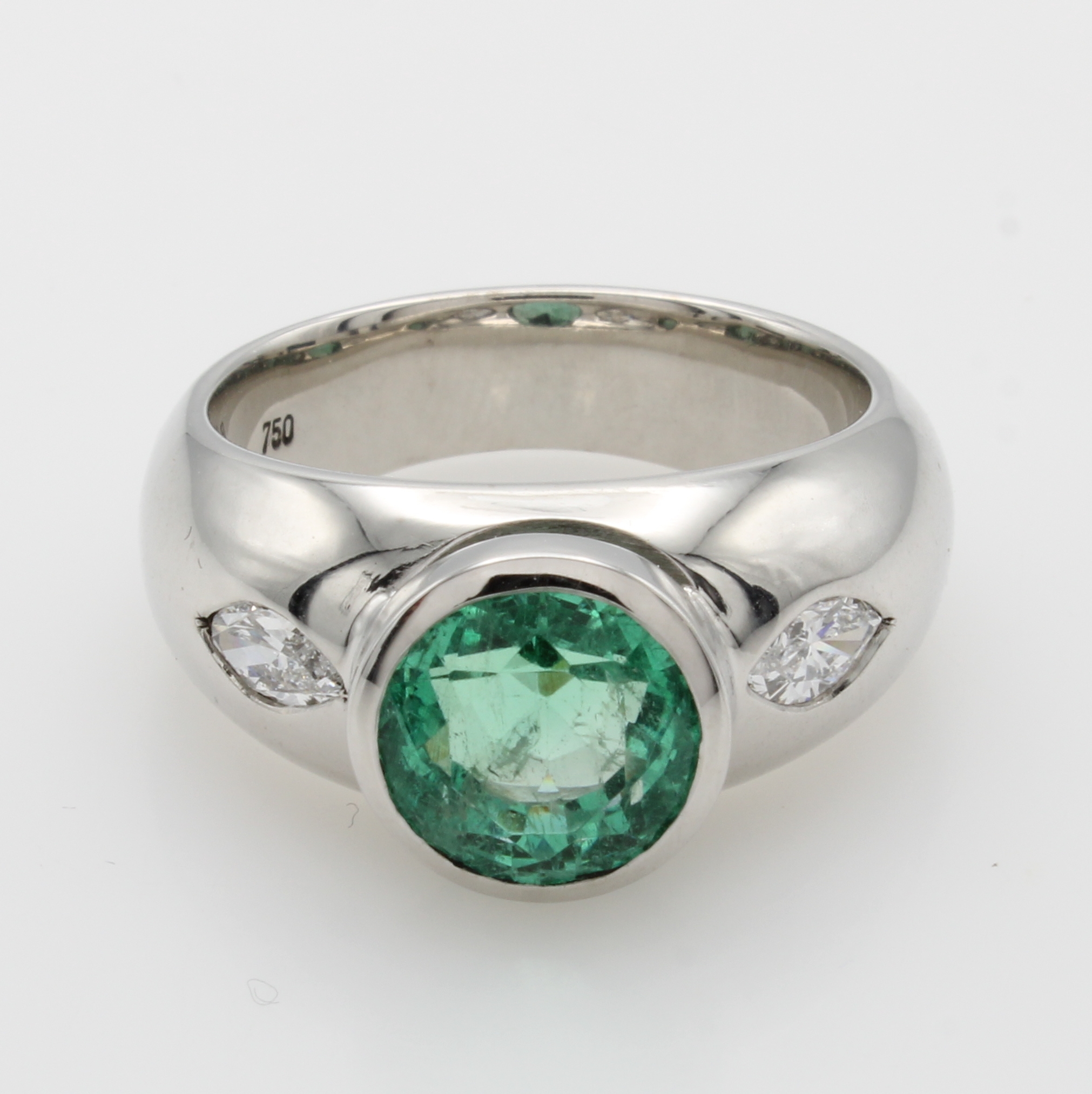 Image 27022516 - Massiver Ring mit Smaragd und Diamanten, WG 750/000, rundfacett. Smaragd ca. 3.3 ct von ...