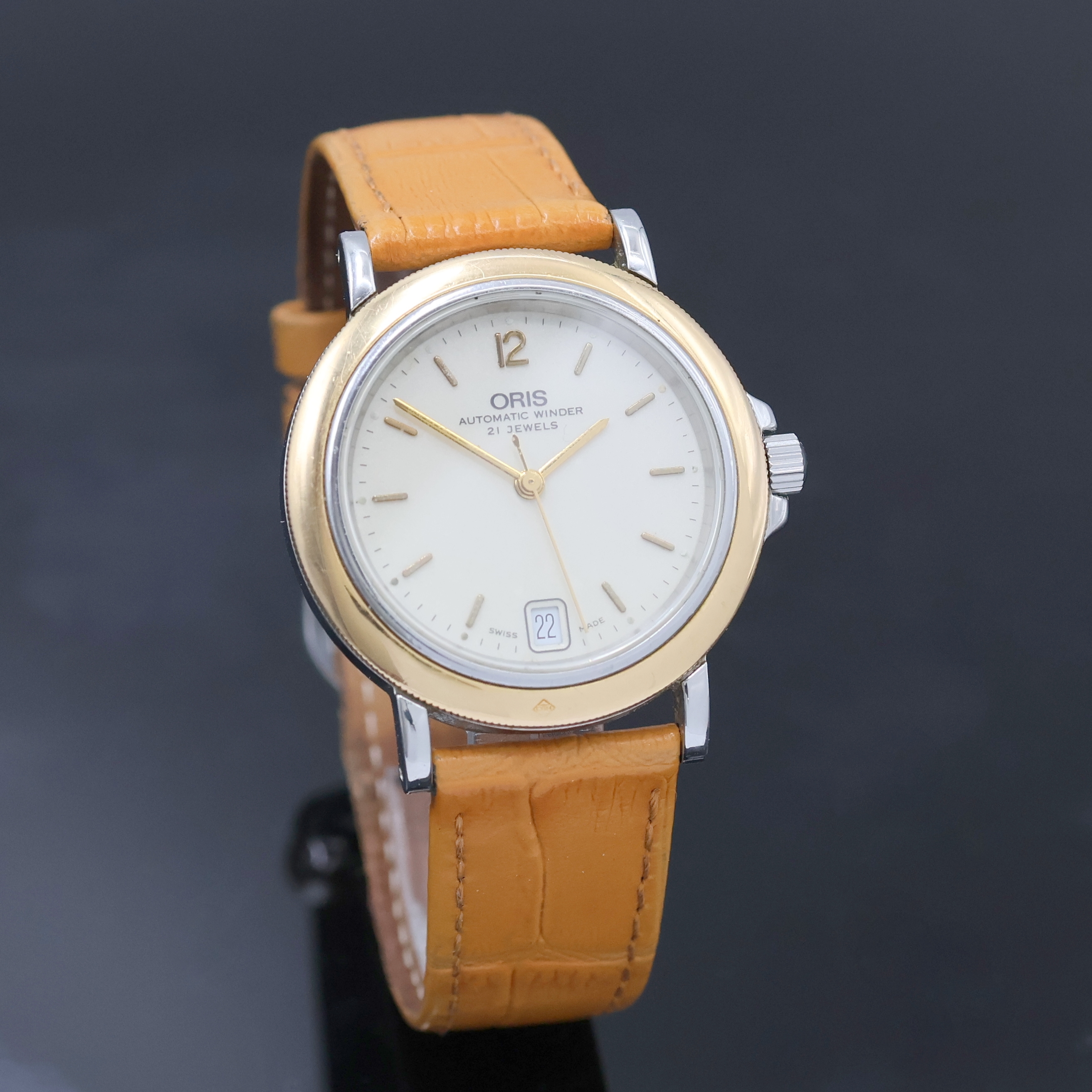 Detail b: ORIS Armbanduhr in Edelstahl/Gold, Schweiz um 1990, Automatik, beids. vergl. Geh., Boden aufgedr., neutr. Lederband m. orig. Dornschl., cremefarb. ...