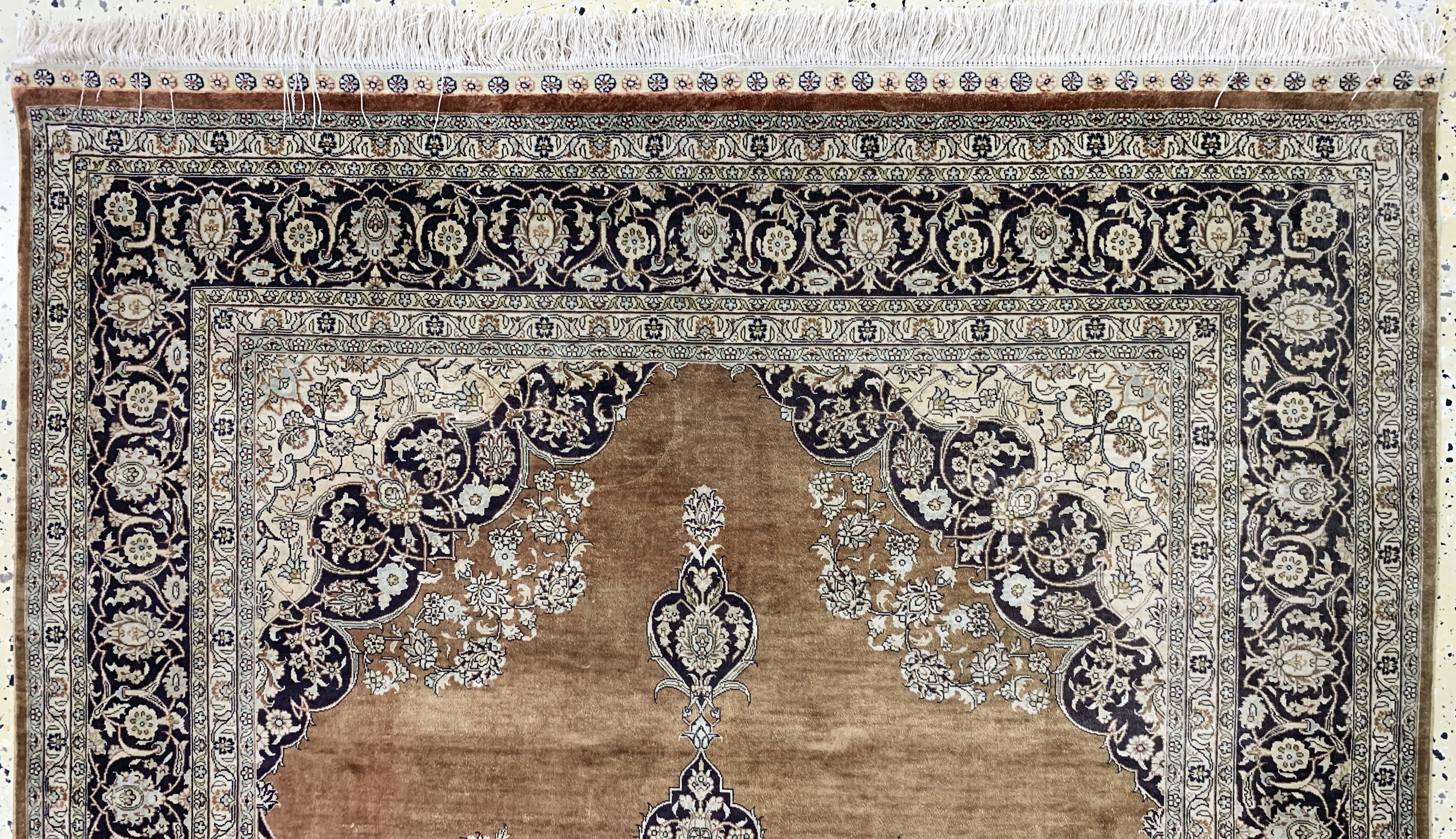 Detail a: Hereke Seide fein, China, Ende 20.Jhd, reine Naturseide, ca. 186 x 124 cm, ca. 1,0 Mio. Kn/qm, EHZ: 2(fleckig)
