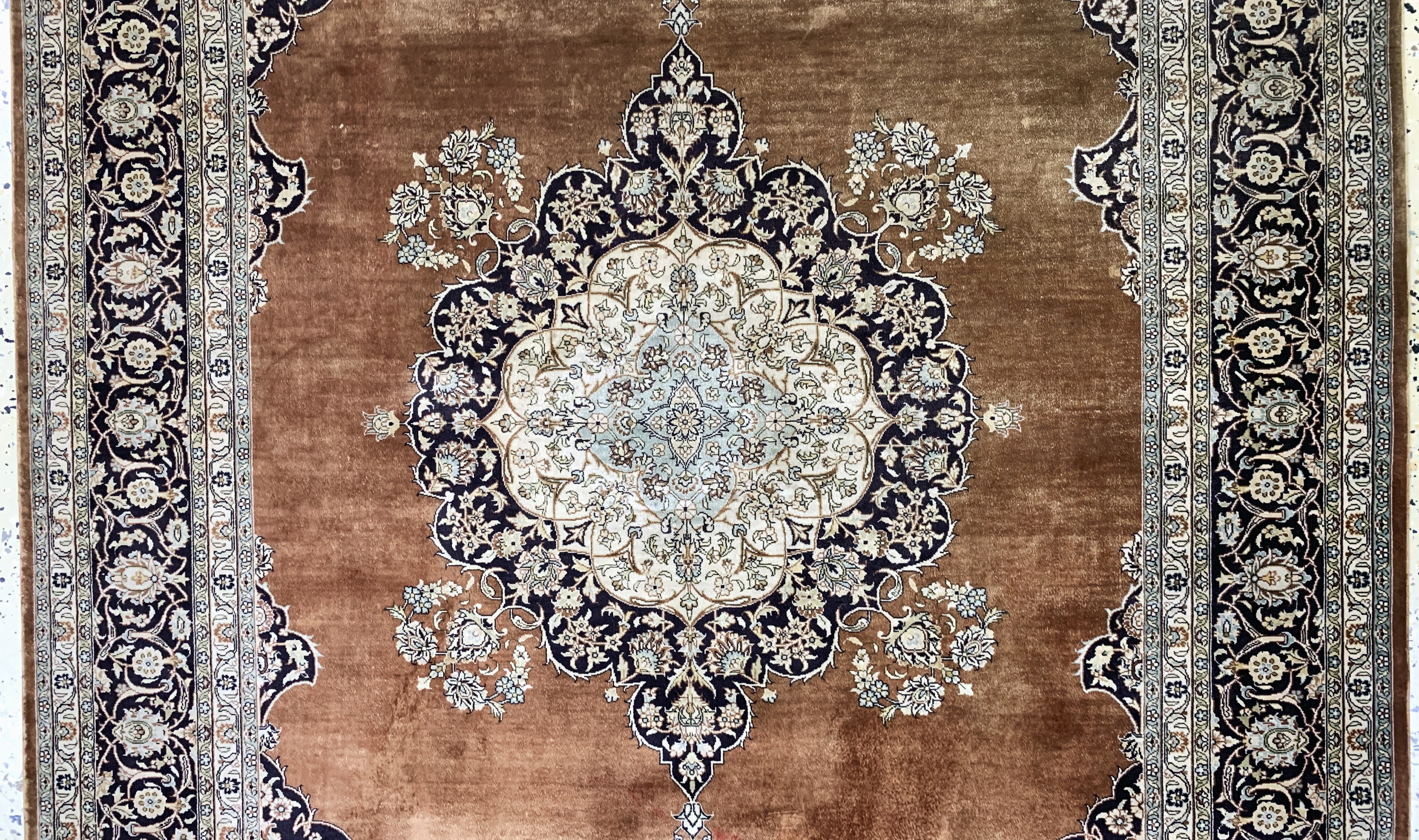 Detail b: Hereke Seide fein, China, Ende 20.Jhd, reine Naturseide, ca. 186 x 124 cm, ca. 1,0 Mio. Kn/qm, EHZ: 2(fleckig)