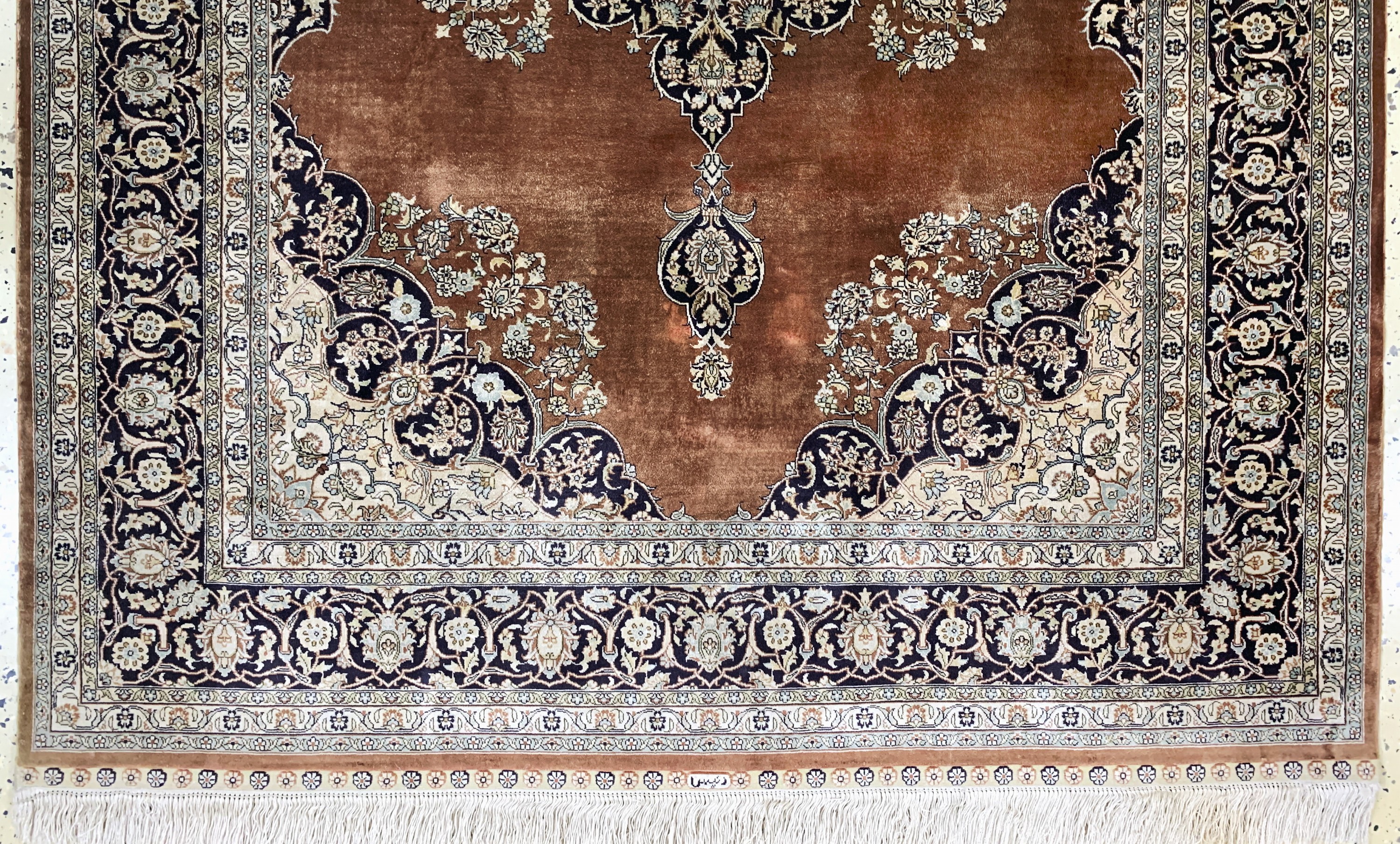 Detail c: Hereke Seide fein, China, Ende 20.Jhd, reine Naturseide, ca. 186 x 124 cm, ca. 1,0 Mio. Kn/qm, EHZ: 2(fleckig)