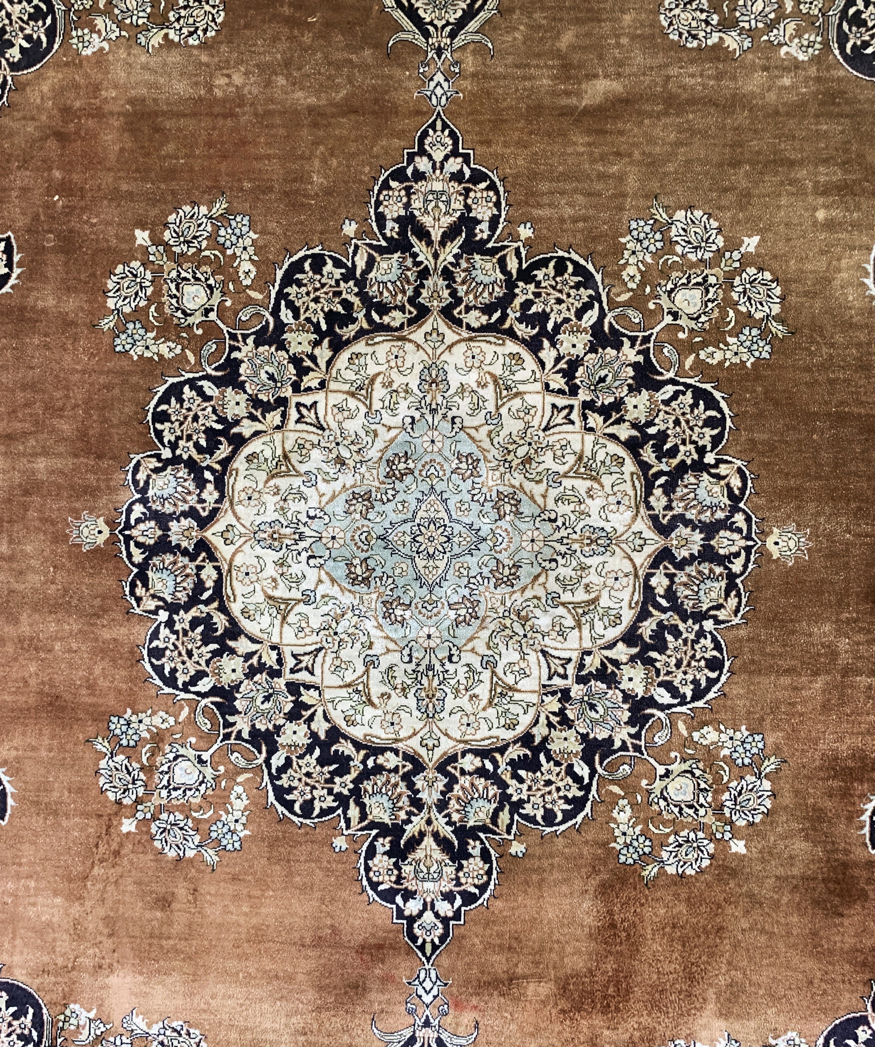Detail d: Hereke Seide fein, China, Ende 20.Jhd, reine Naturseide, ca. 186 x 124 cm, ca. 1,0 Mio. Kn/qm, EHZ: 2(fleckig)
