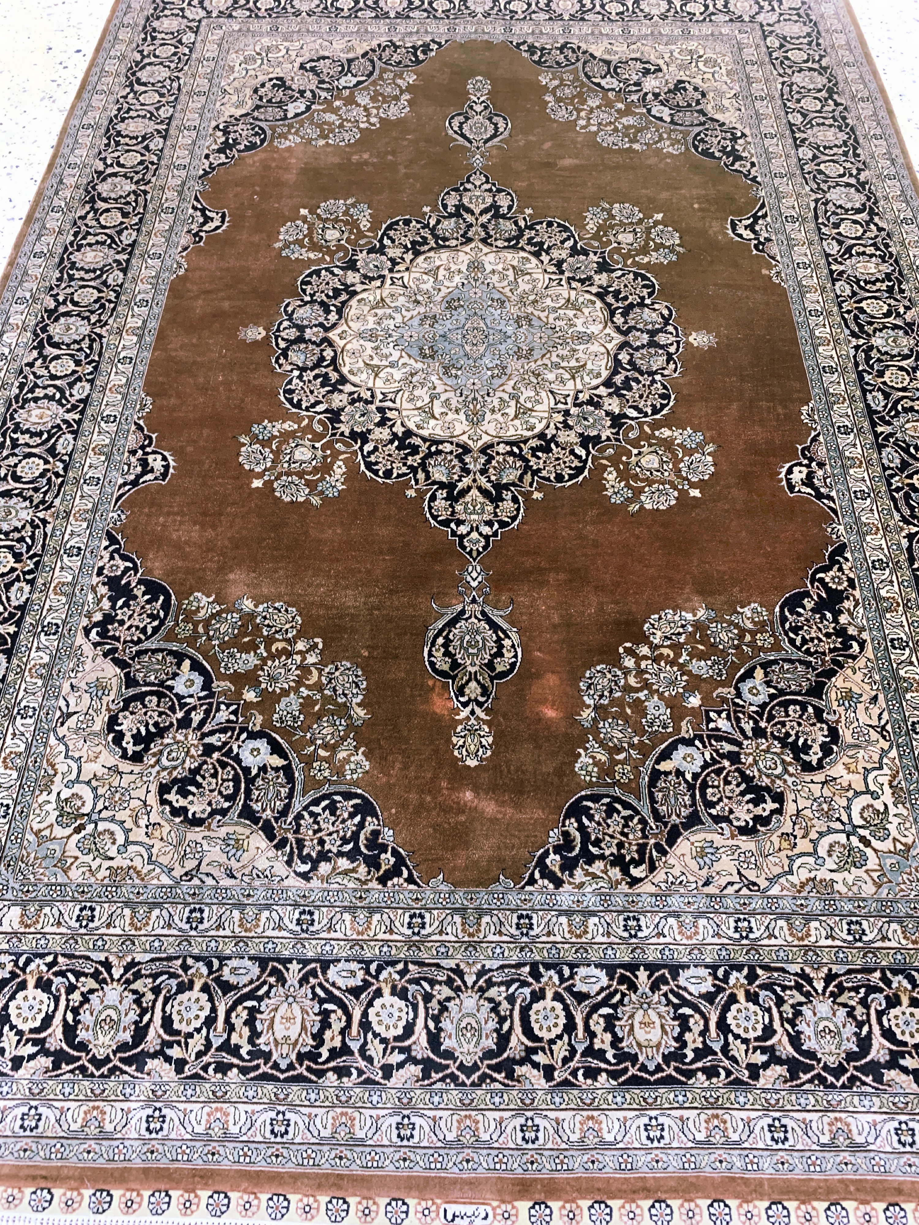 Detail e: Hereke Seide fein, China, Ende 20.Jhd, reine Naturseide, ca. 186 x 124 cm, ca. 1,0 Mio. Kn/qm, EHZ: 2(fleckig)