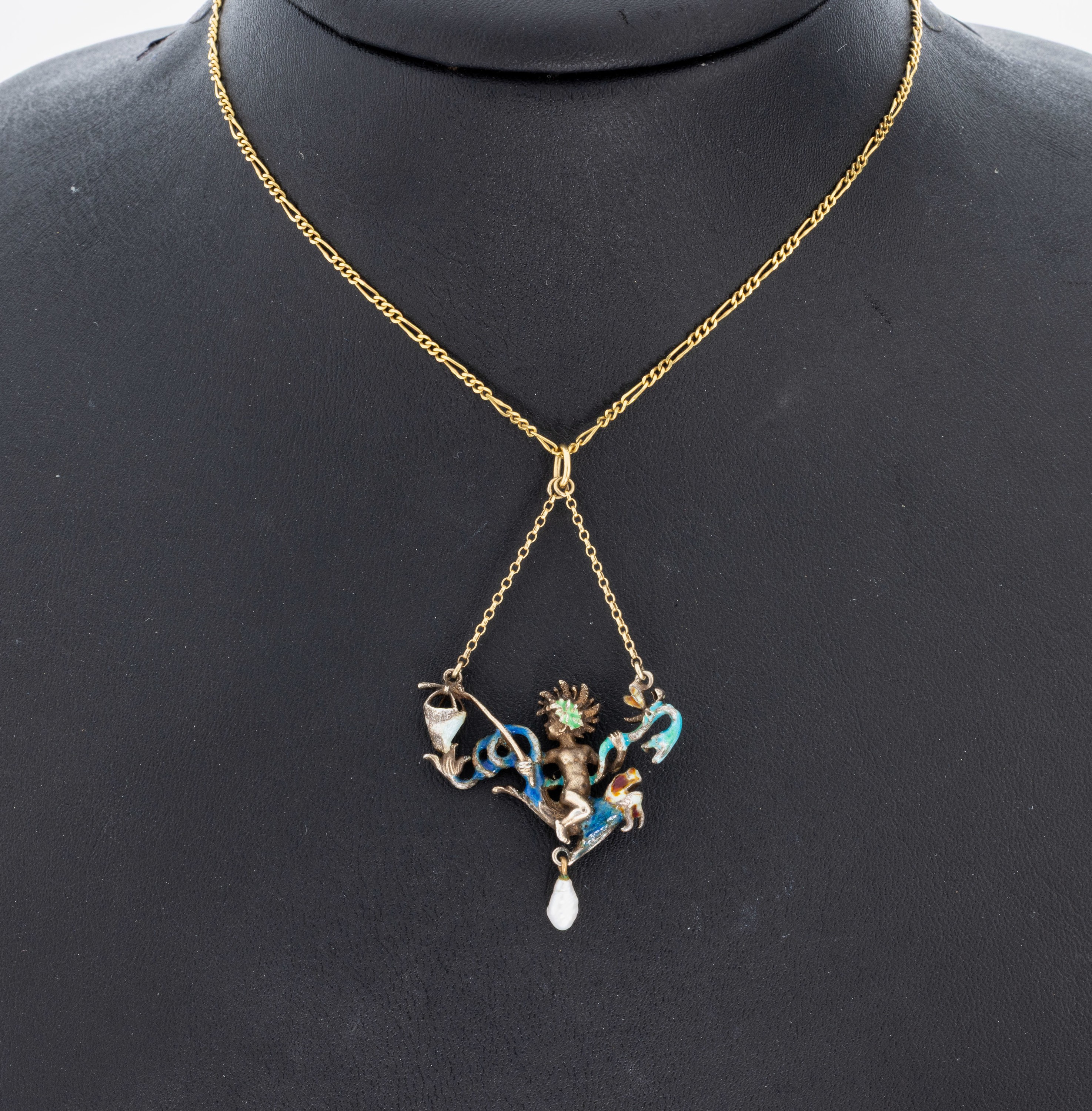 Image 27022532 - Anhänger mit Email, um 1920, Silber gepr., Darstellung eines Putto auf Fisch reitend, ...