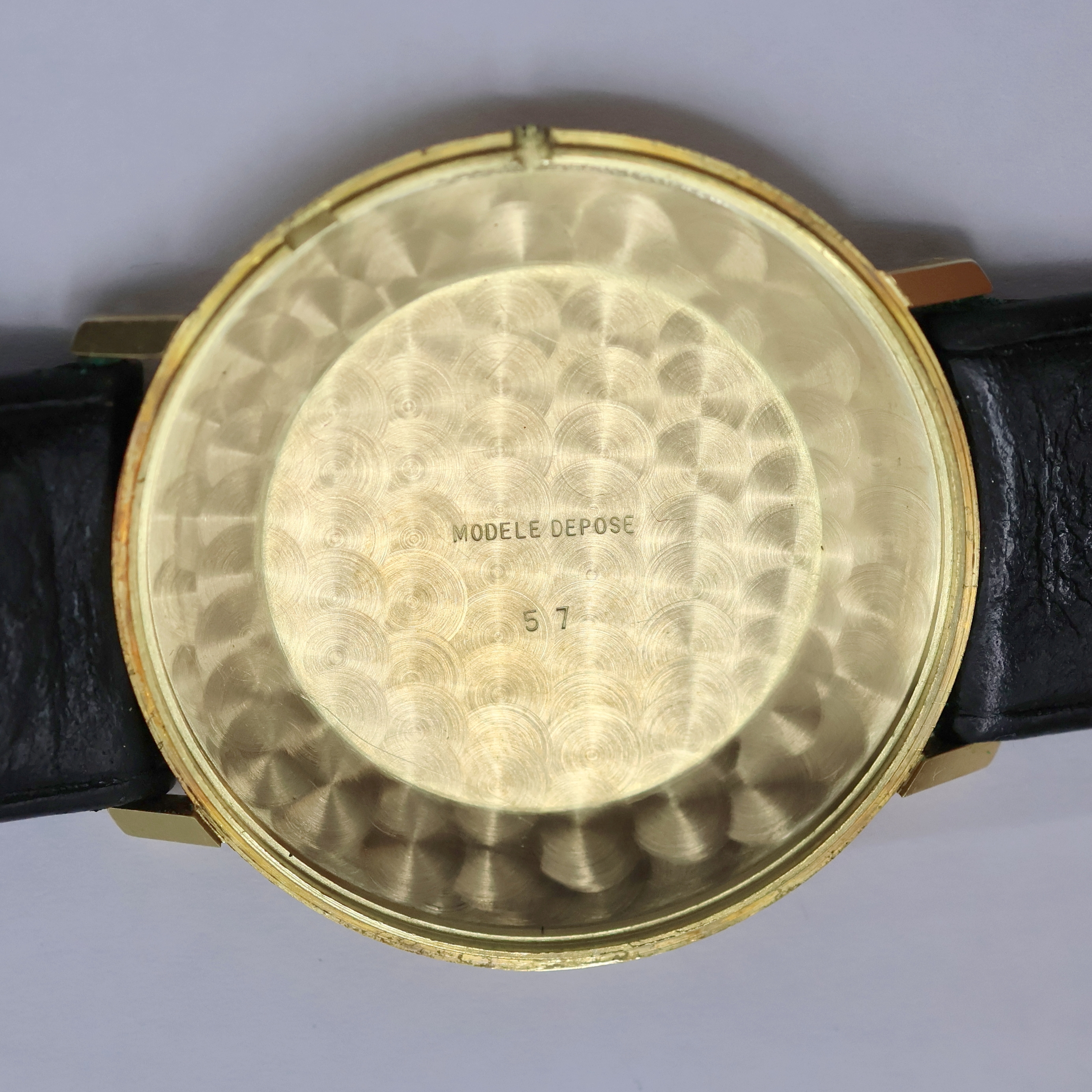 Detail g: DUGENA Festa Herrenarmbanduhr in GG 750/000, Schweiz um 1965, Handaufzug, Glasrand aufgedr., orig. Dugena Lederband m. Dornschl., silb. Zifferbl. m. ...